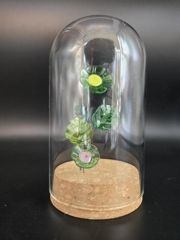 Fleurs en verre sous cloche