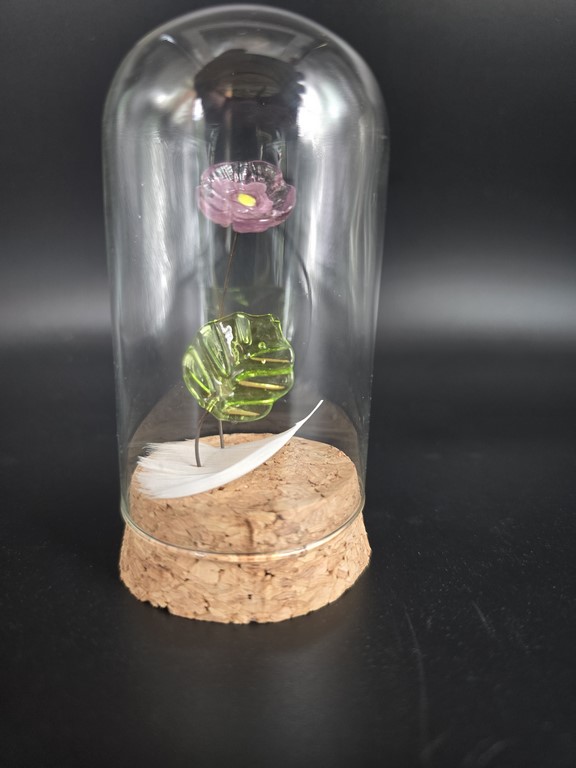 Fleur en verre sous cloche