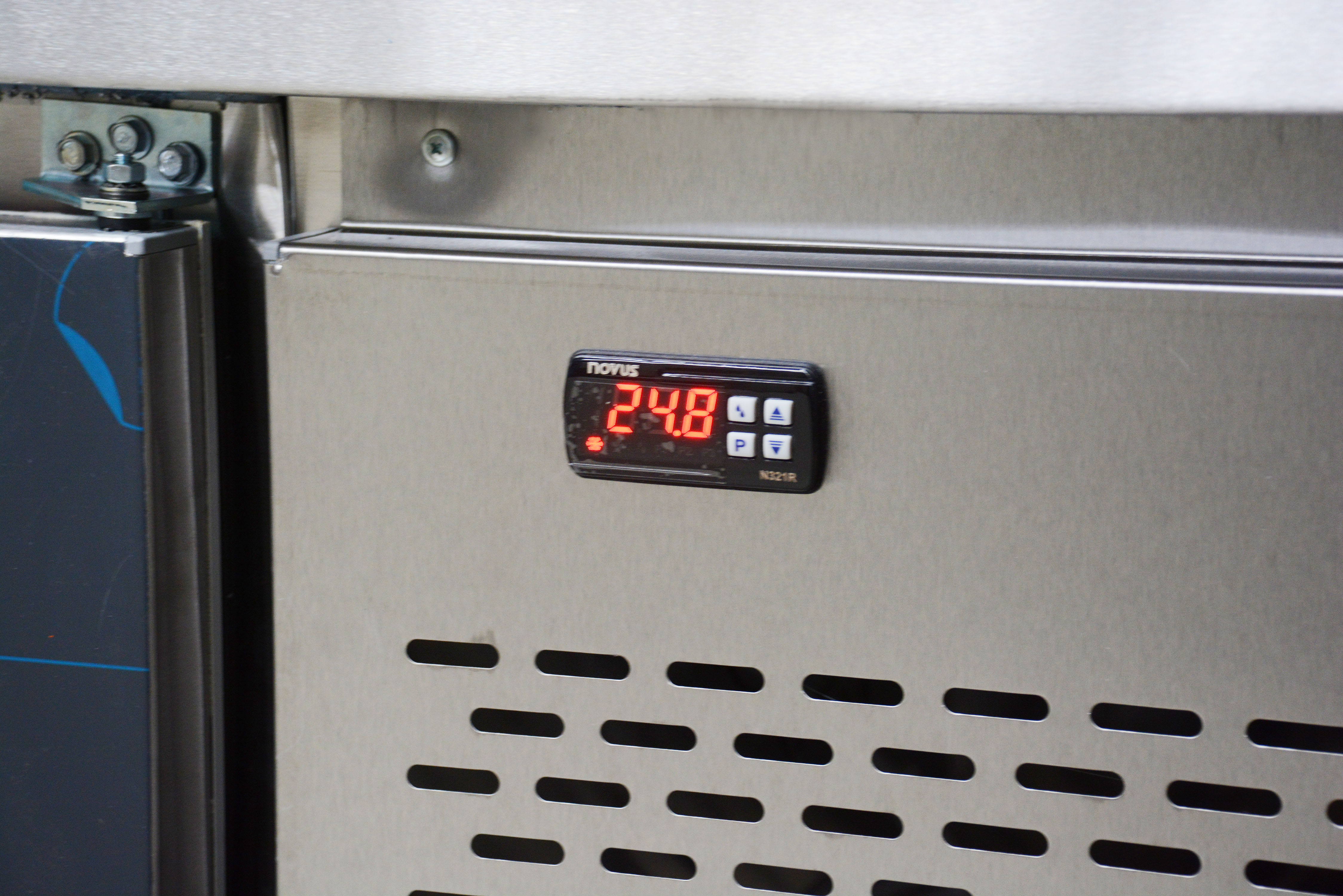 Mostrador refrigerado con cubre equipo 1.45  mts Frider