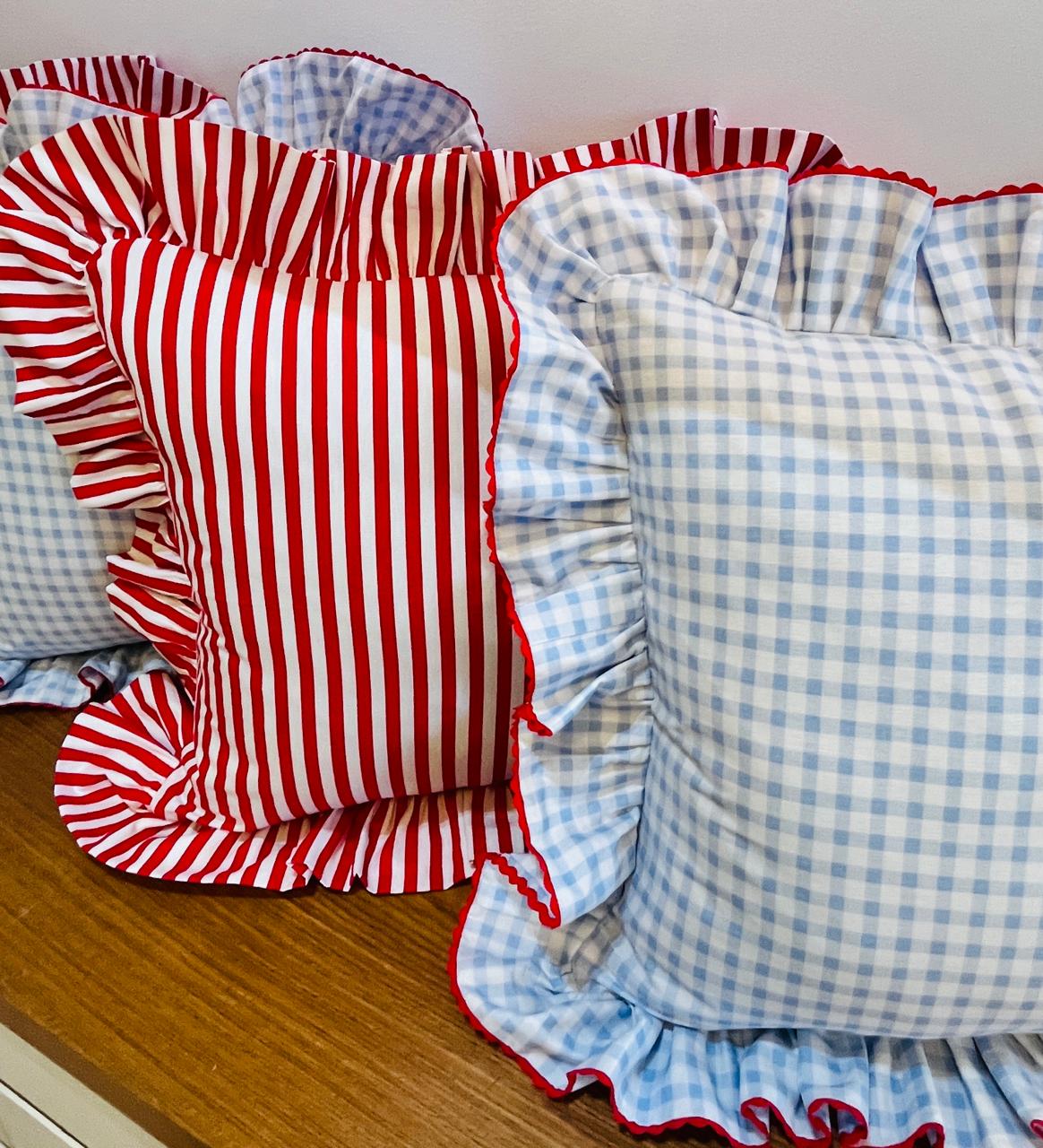 Almofadas decorativas listradas e xadrez