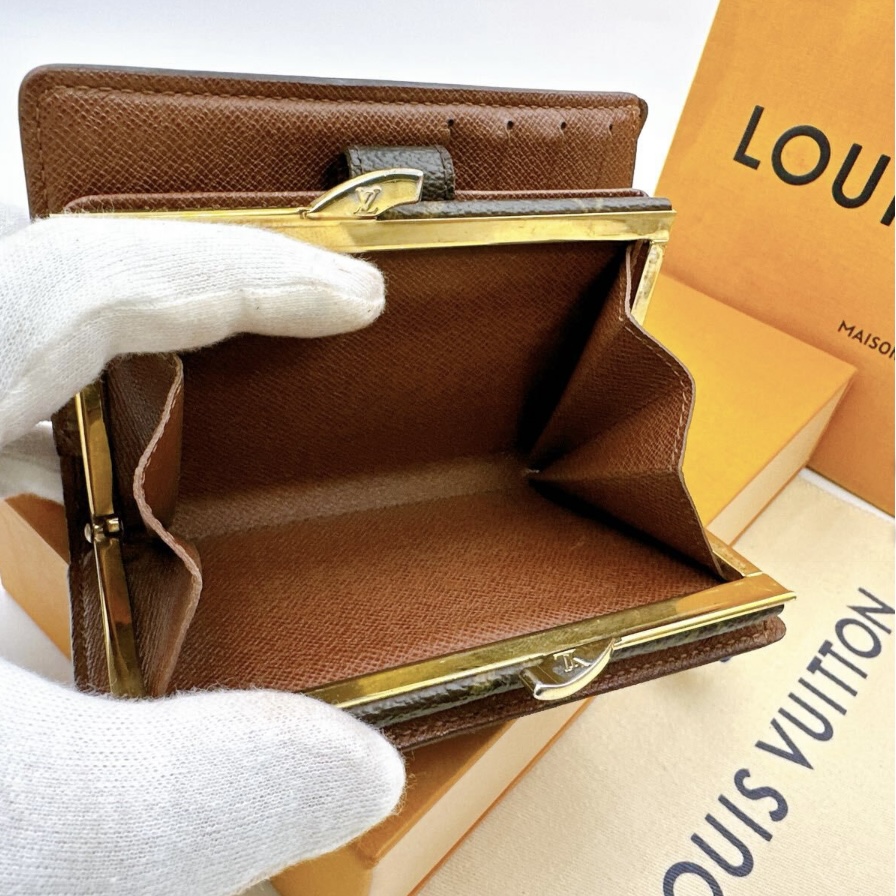 Louis Vuitton Monogram Monogram Porte Monnaie Bi-fold with Clasp Closure Wallet