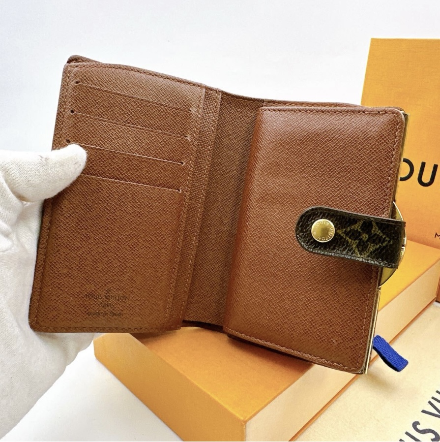 Louis Vuitton Monogram Monogram Porte Monnaie Bi-fold with Clasp Closure Wallet