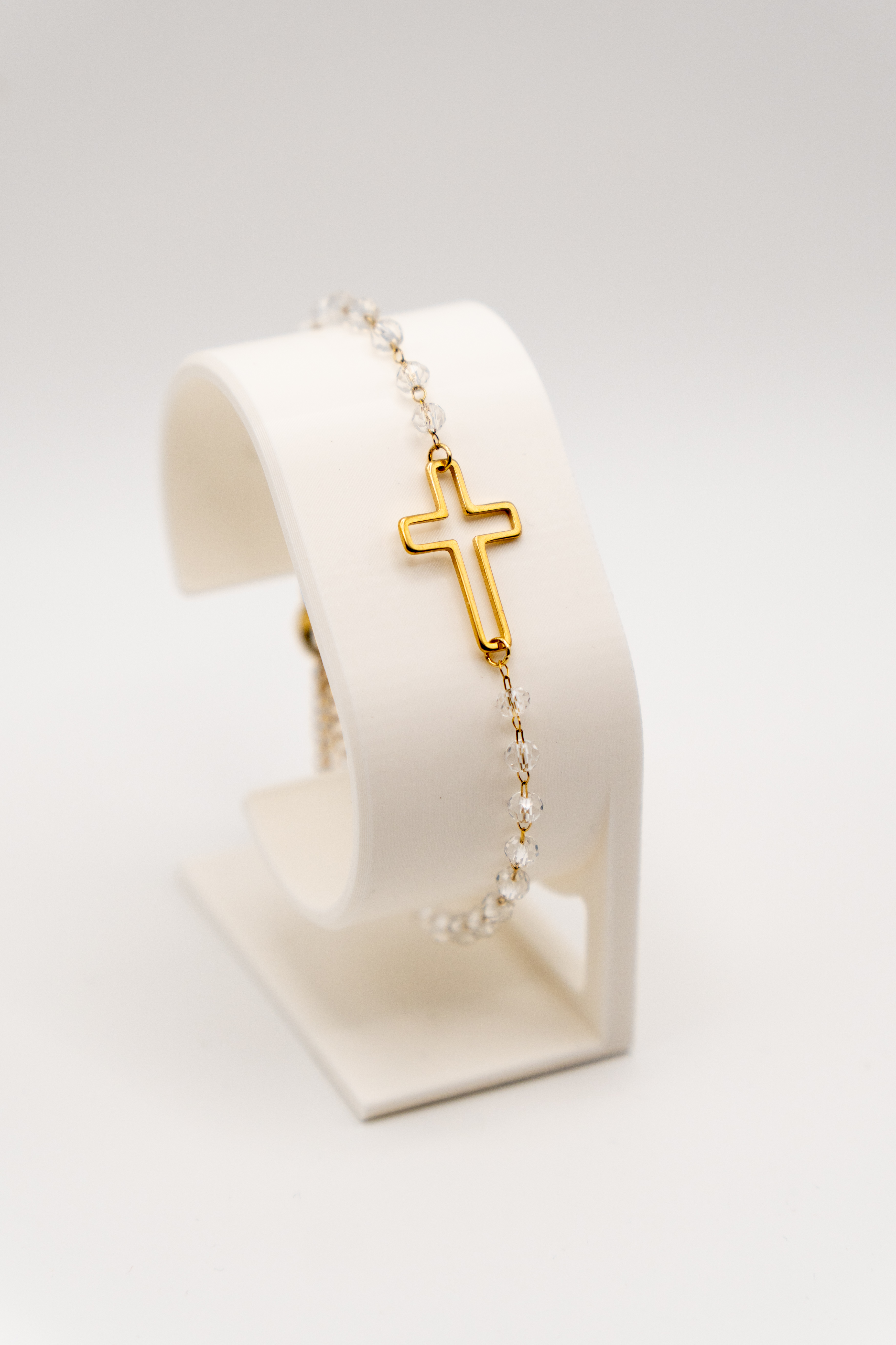 Narukvica - bezbojne perlice - zlatna