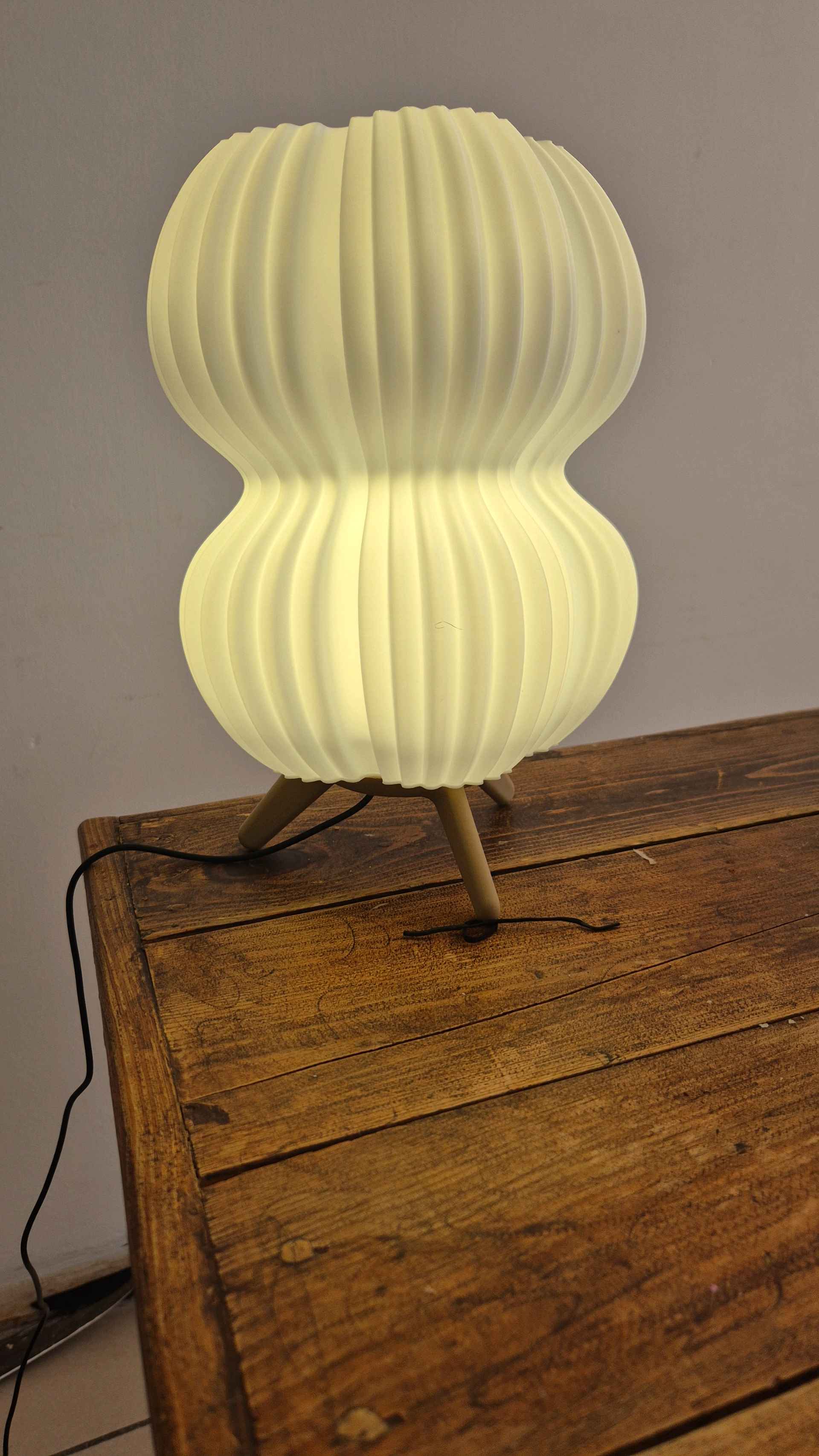 Modern Wavy Table Lamp