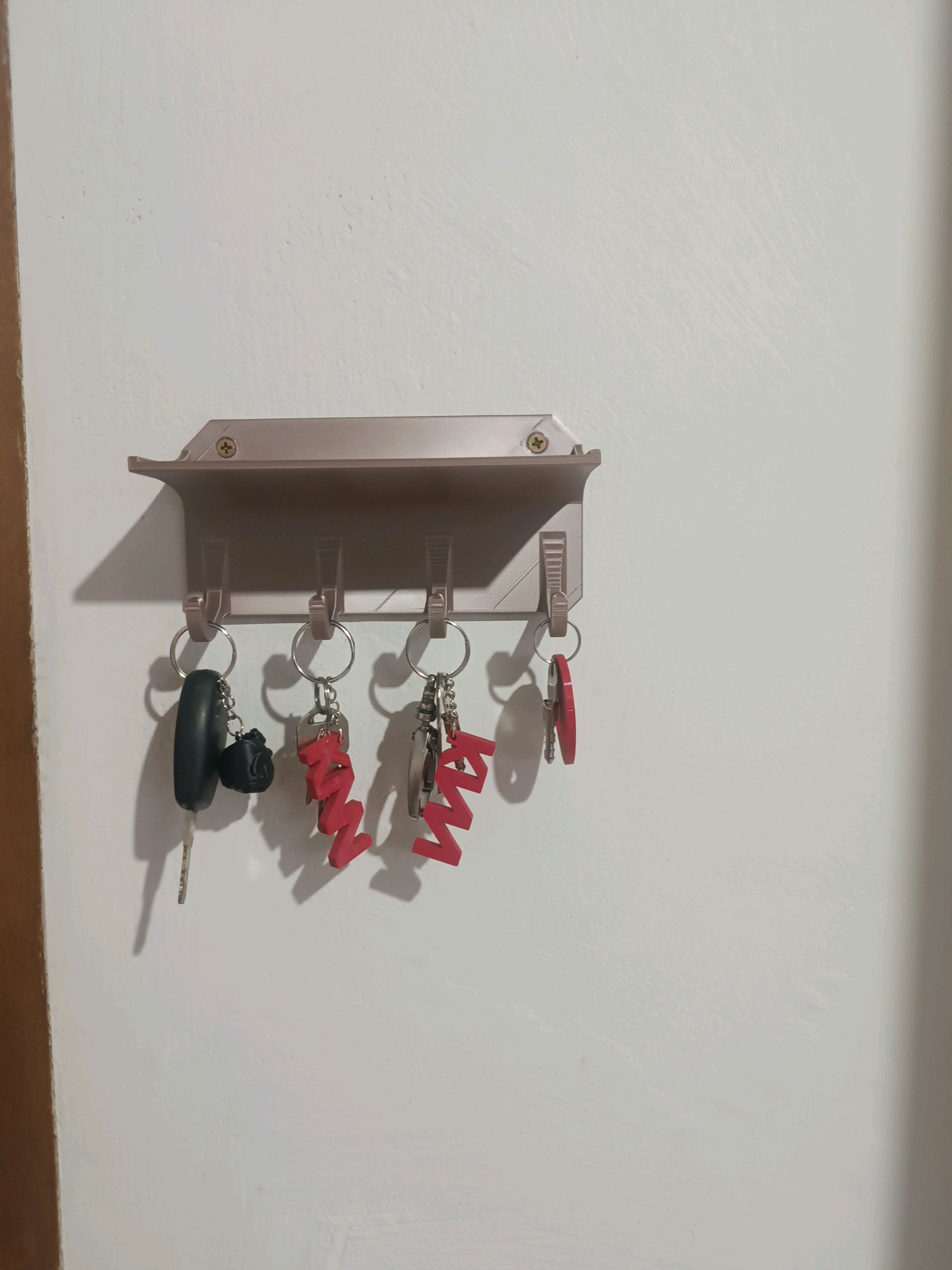 Wall-mounted key holder with shelf
