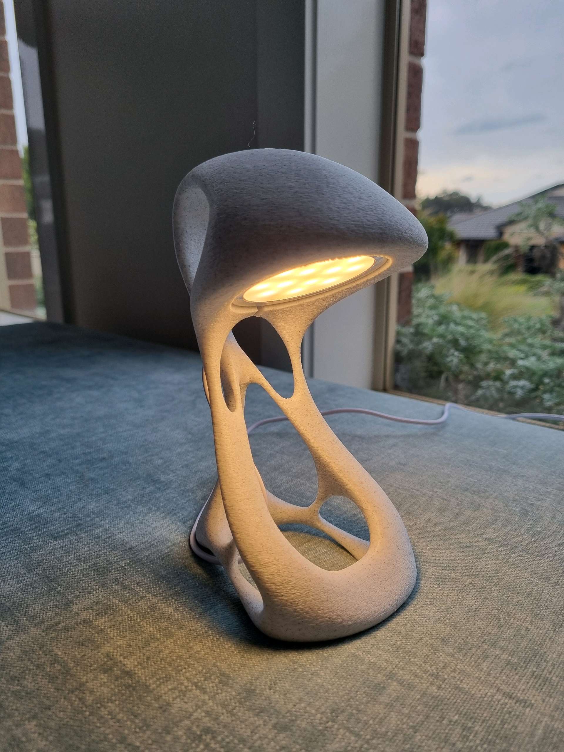 👽 Alien Space Table Lamp