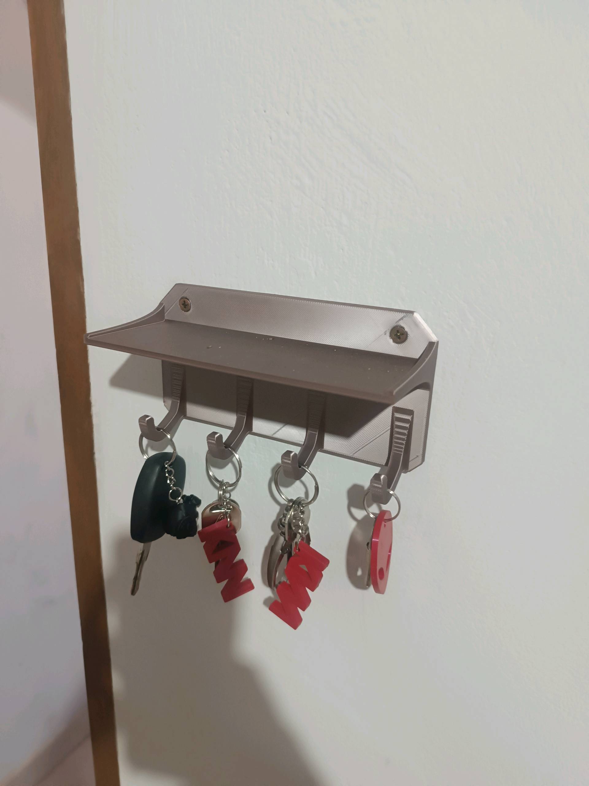 Wall-mounted key holder with shelf