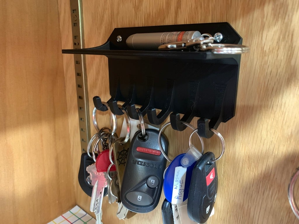 Wall-mounted key holder with shelf