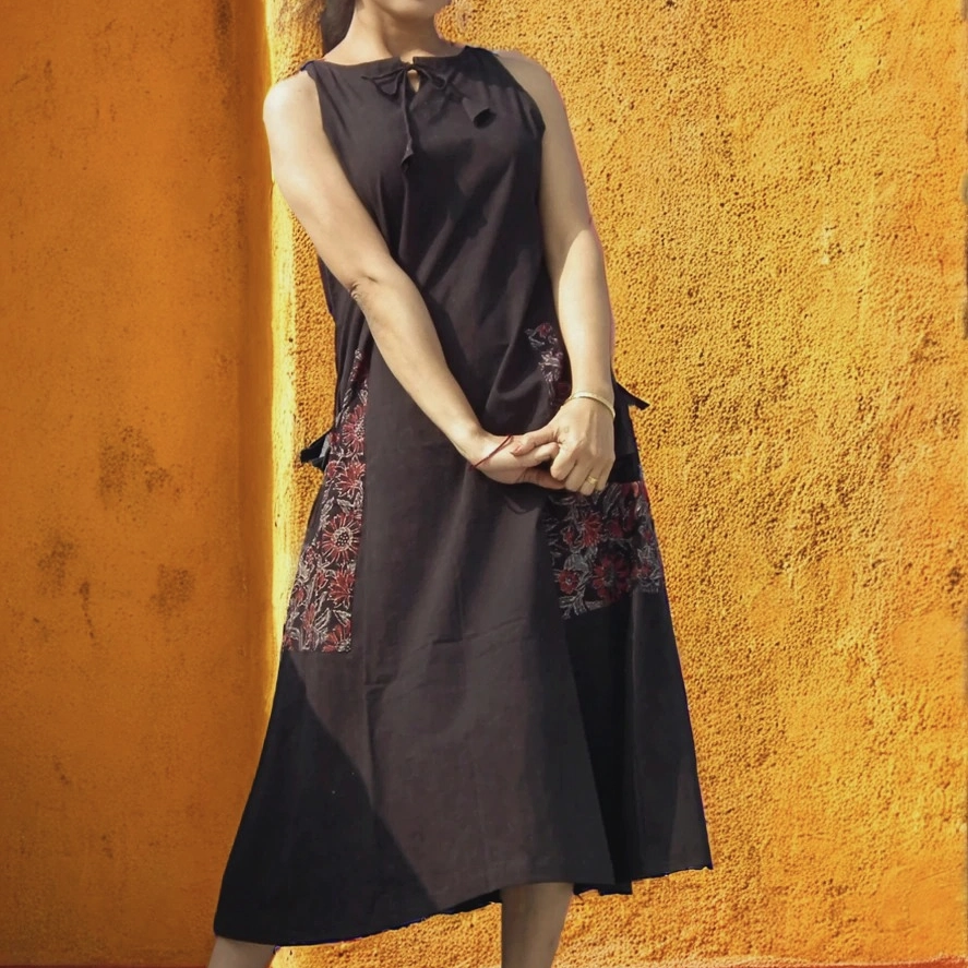 SARDANIA - Sleek look Free Flow Sleeveless Vintage Boat Neck Summer Dress.