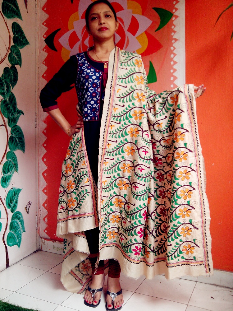 Sandhyalata - Floral pattern Kantha Stitch Hand Embroidered Art Silk Duppatta.