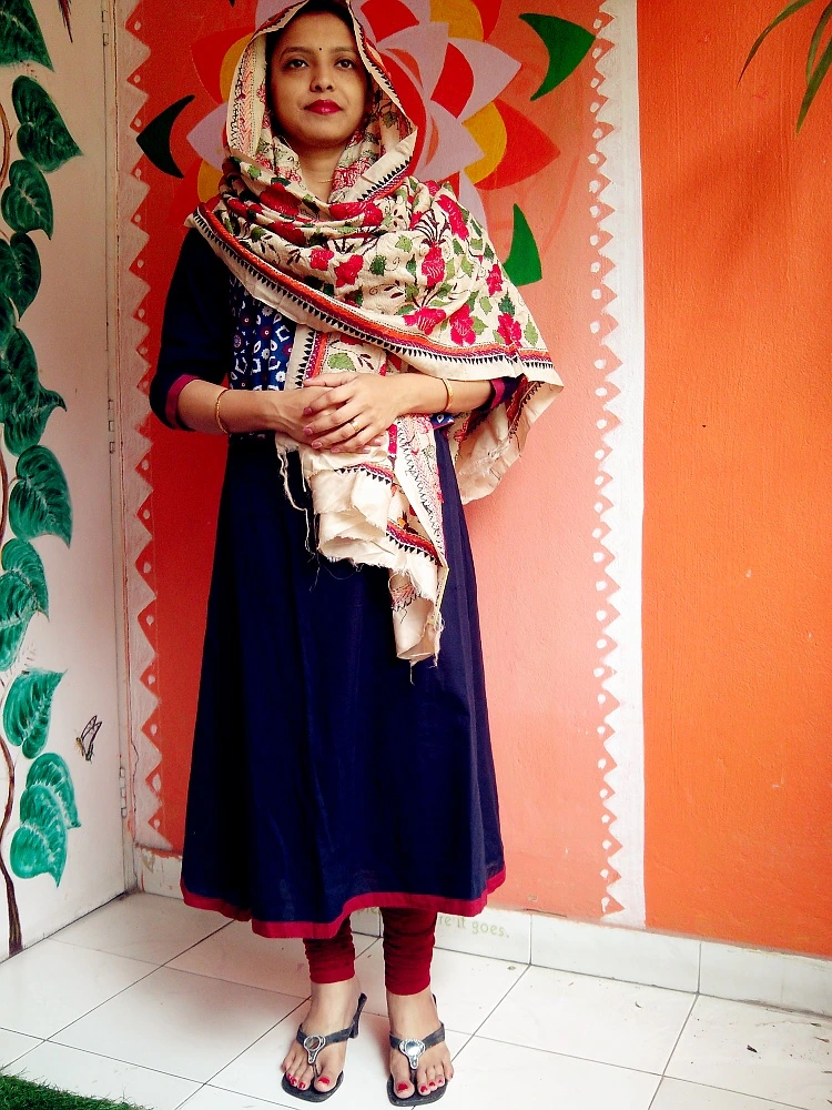 Golapkhash - Floral pattern Kantha Stitch Hand Embroidered Art Silk Duppatta.