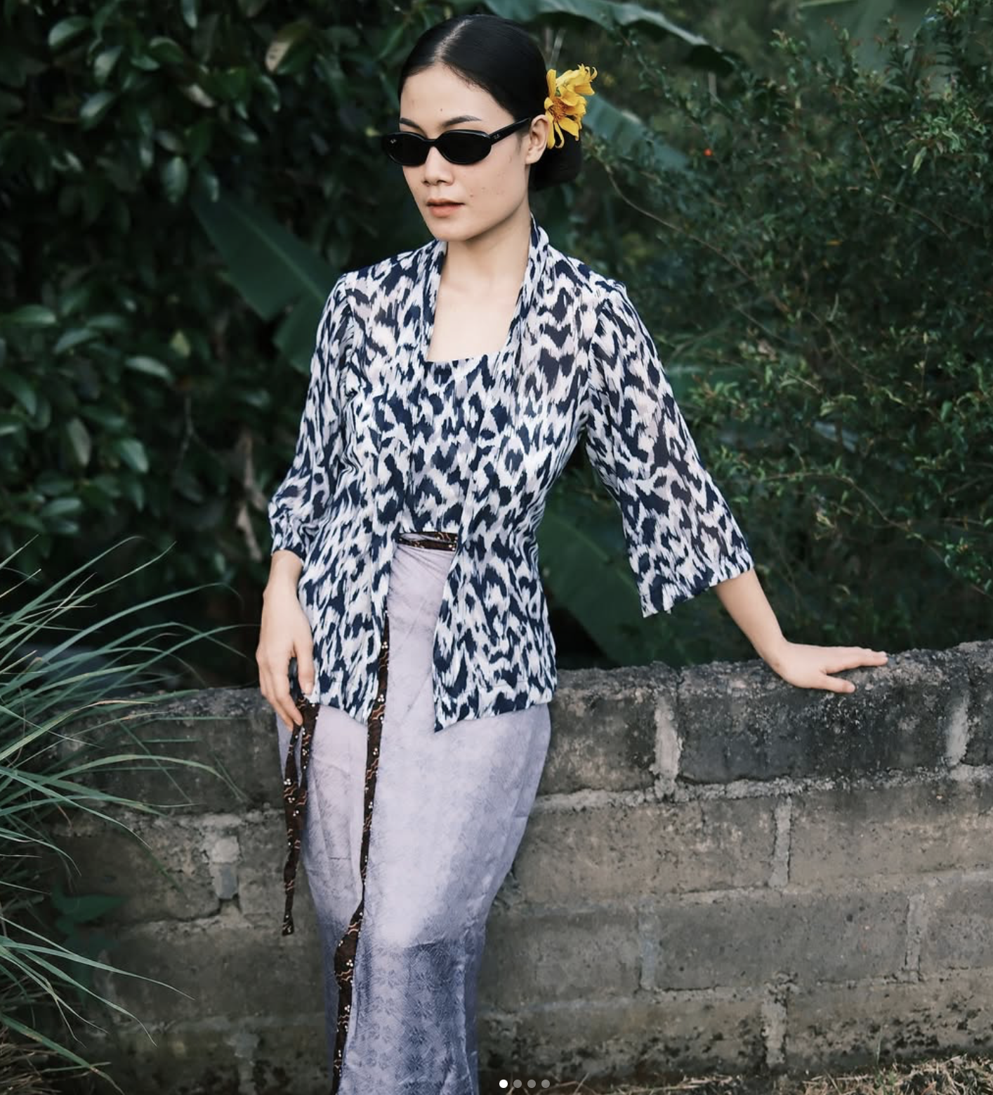 Kebaya Jadoel Dengan Motif Abstrak