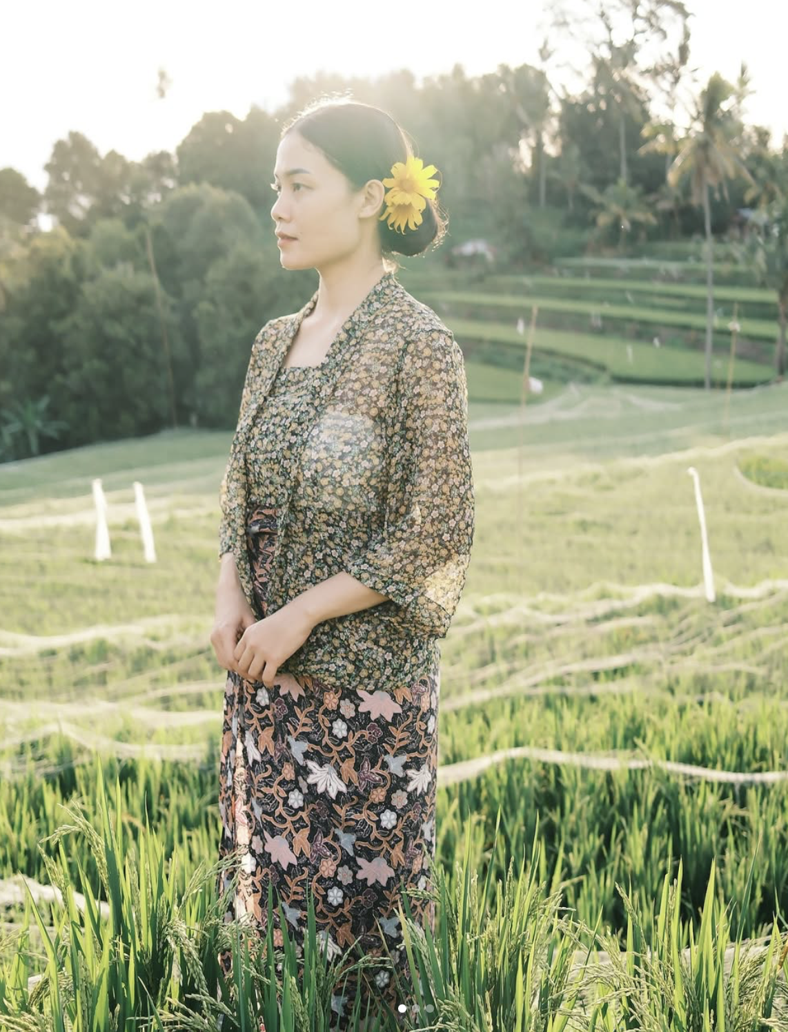 Kebaya Jadoel Dengan Motif Bunga Identik