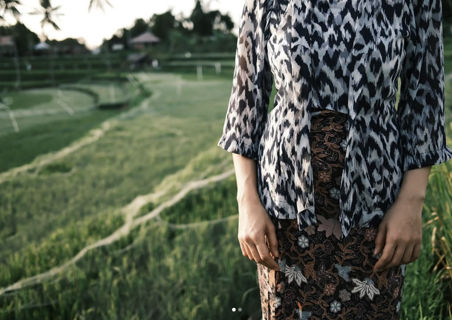 Kebaya Jadoel Dengan Motif Abstrak