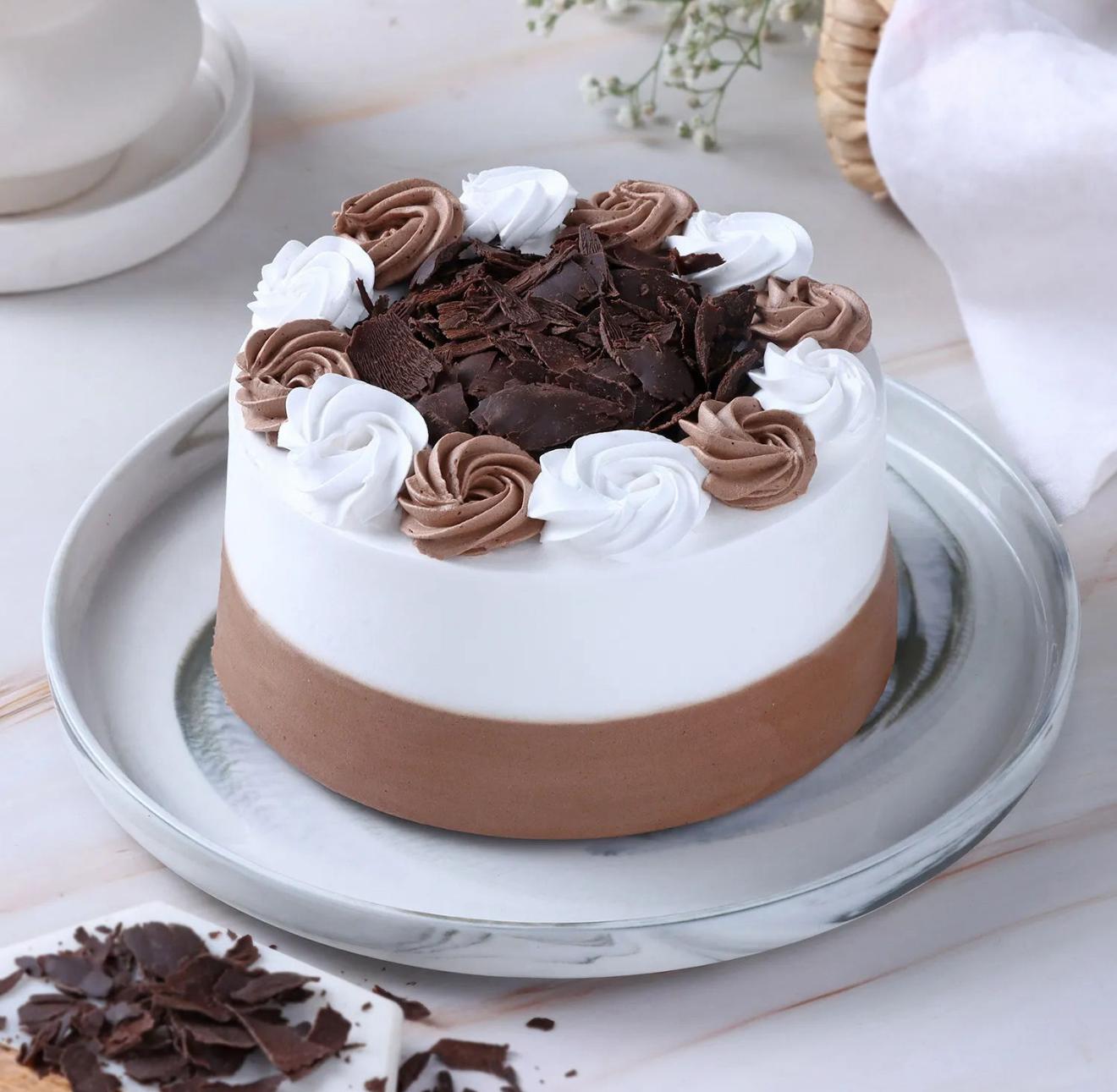 Mini Chocolate Cake with Pink Rose Bouquet 🎂🌹 
