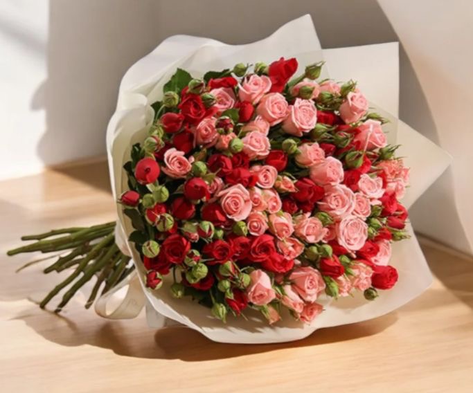  petal Kiss – Blush & Crimson Rose Charm