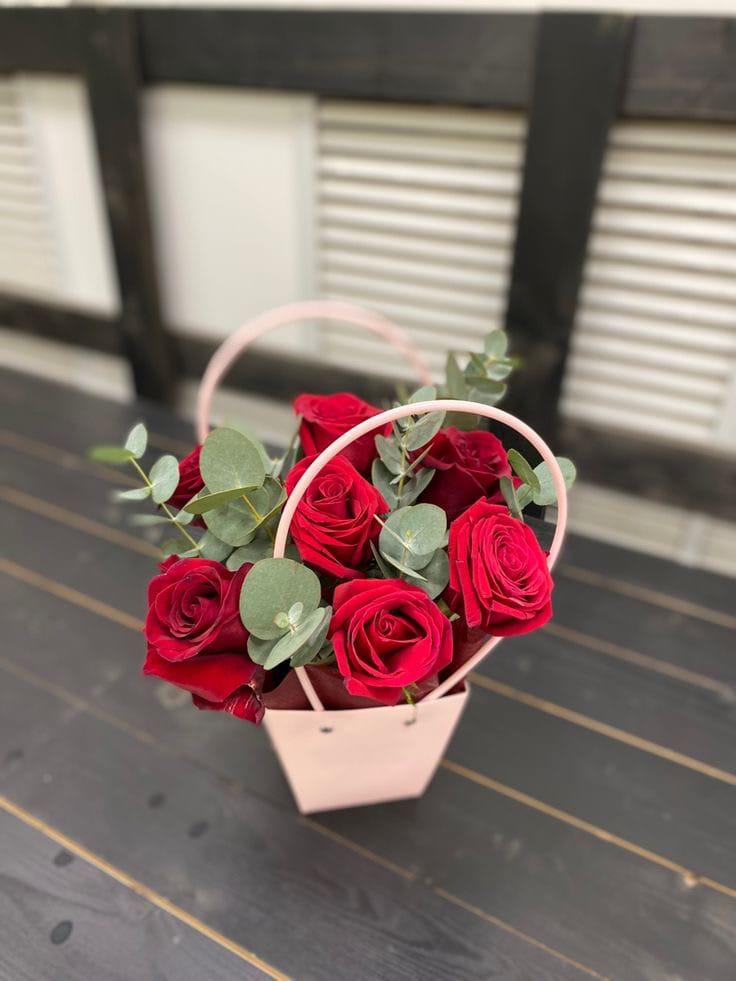 Chic Red Roses in Pink Bag