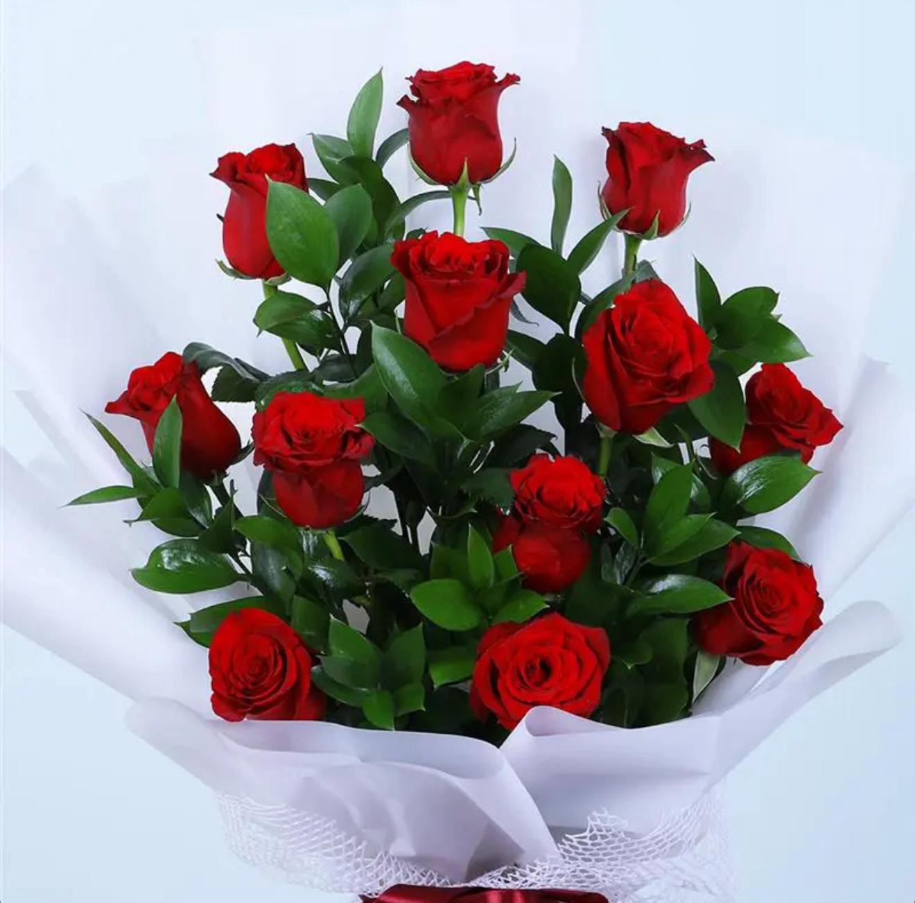 🌿 Elegant Red Rose Bouquet