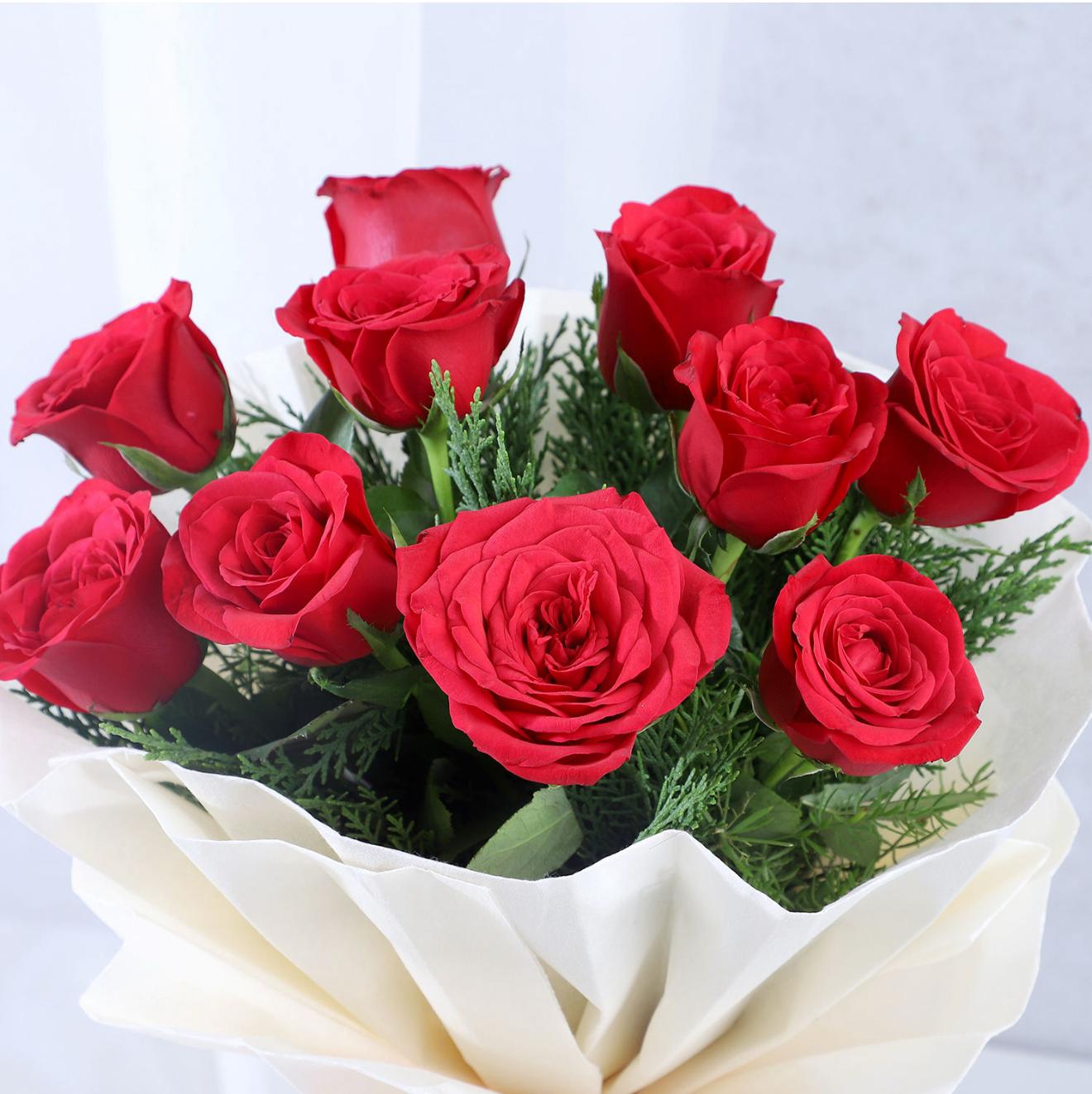 Butterscotch Cake with Classic Red Roses