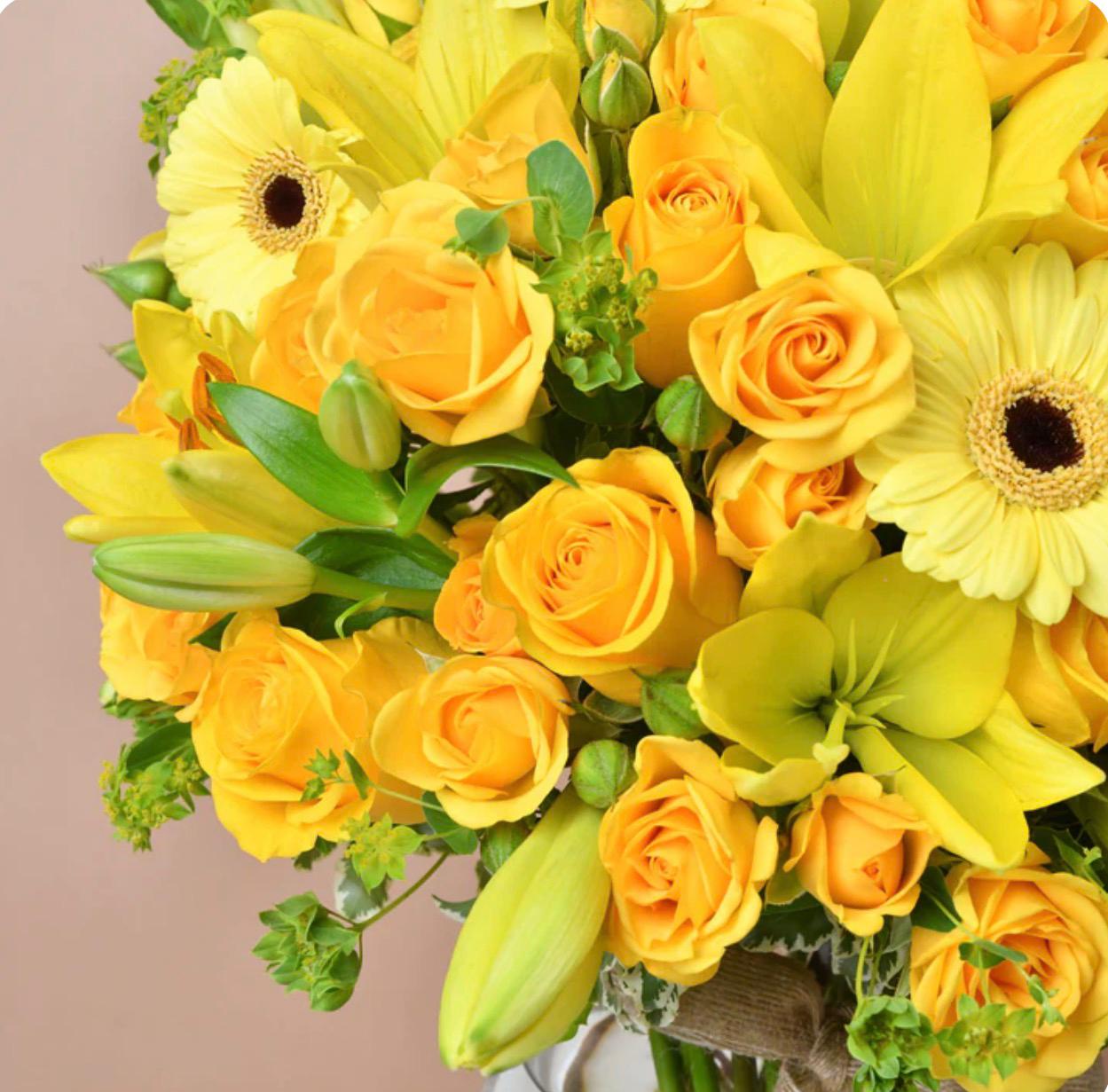 🌼 Golden Glow Vase