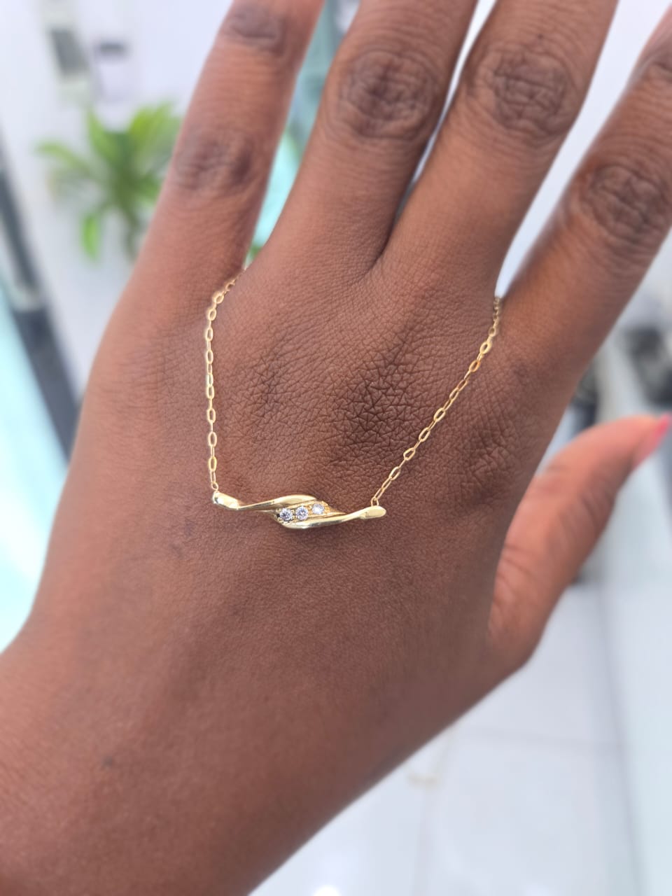 Tourbillon collier en or jaune 18k serti de 3 diamants