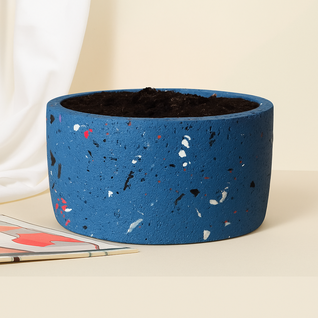 Maceta azul de concreto tipo terrazzo