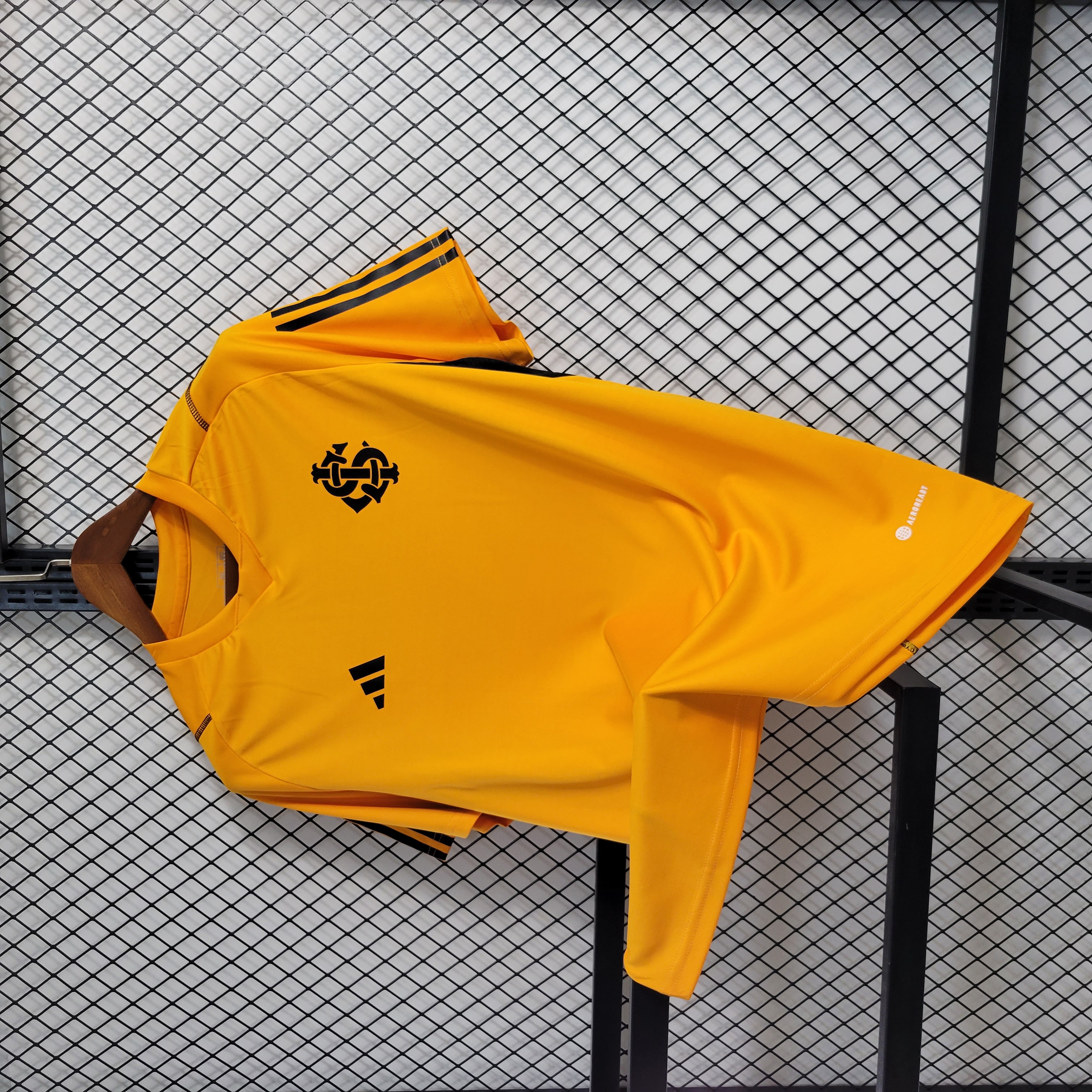 Camiseta de futebol amarela