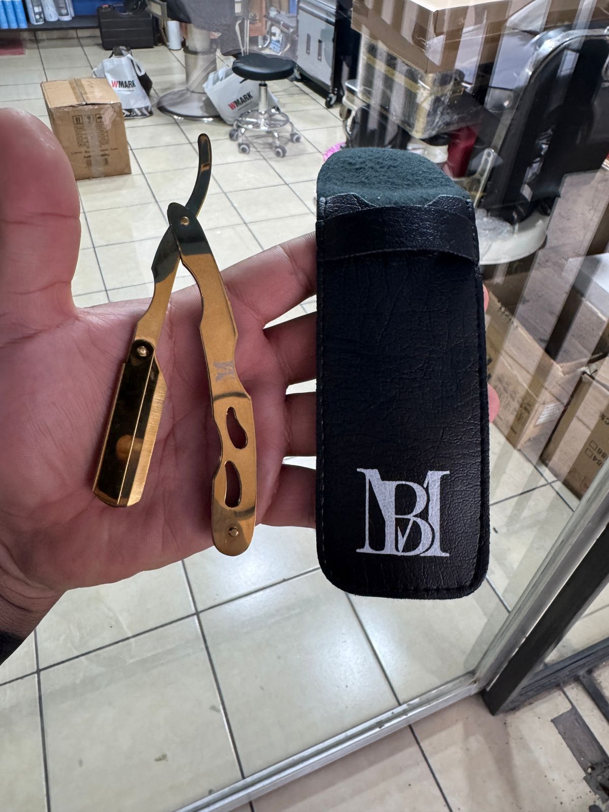 Porta navaja de metal MB