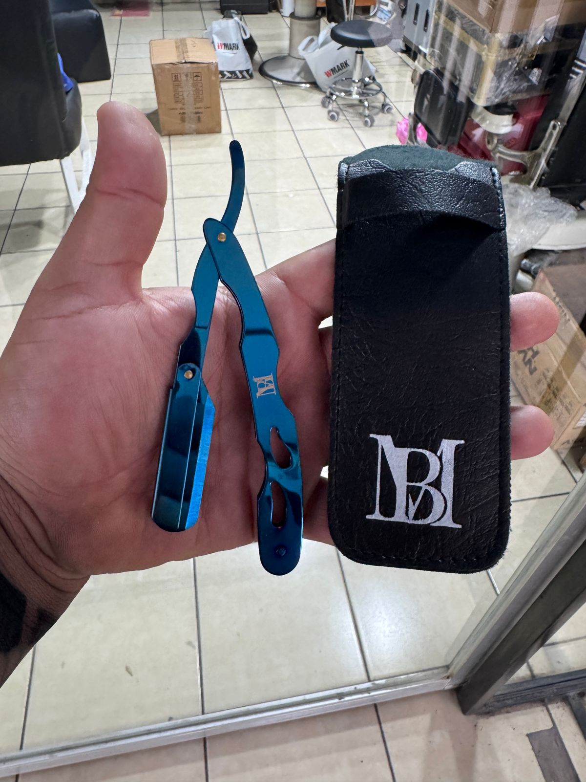 Porta navaja de metal MB