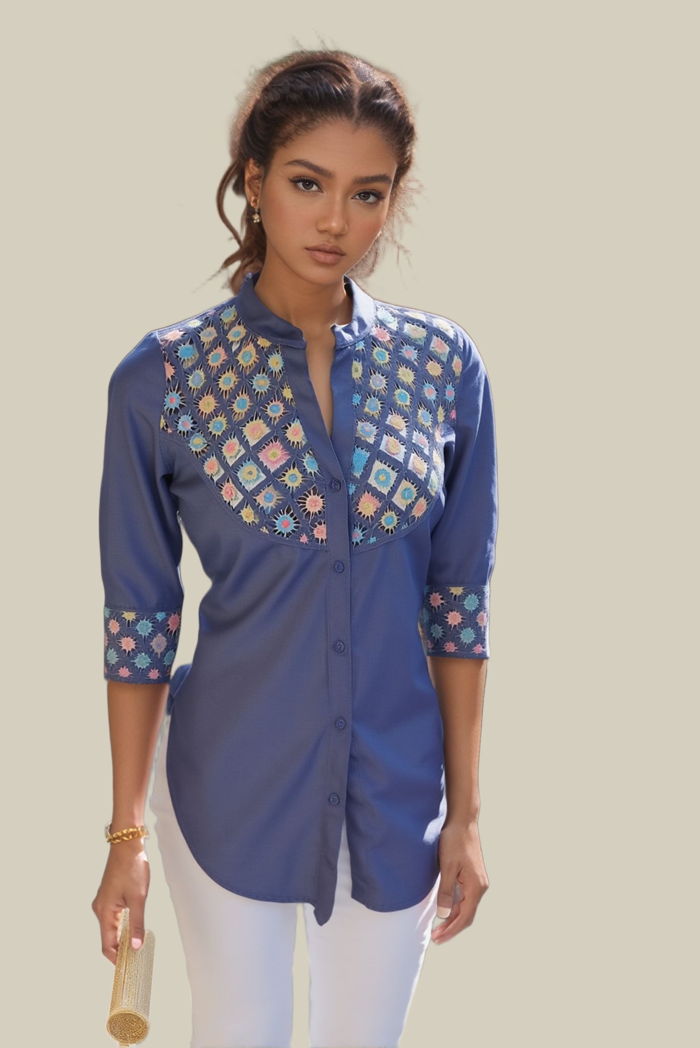 Blusa azul con detalles bordados