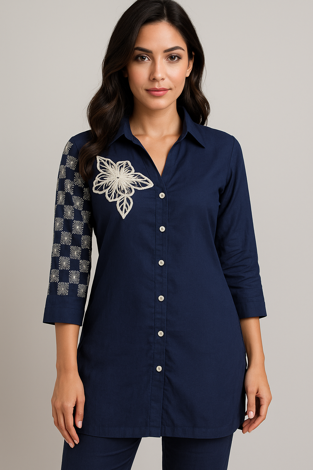 Blusa azul con bordado floral