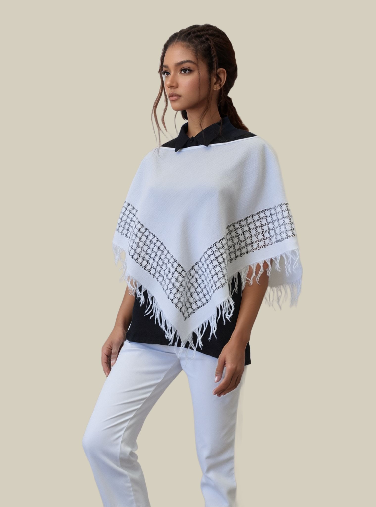 Chalina cuadrada tecnica calada en cascara de piña y plumilla