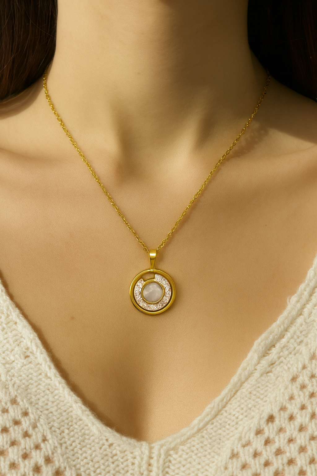 Elegant Gold Pendant Necklace