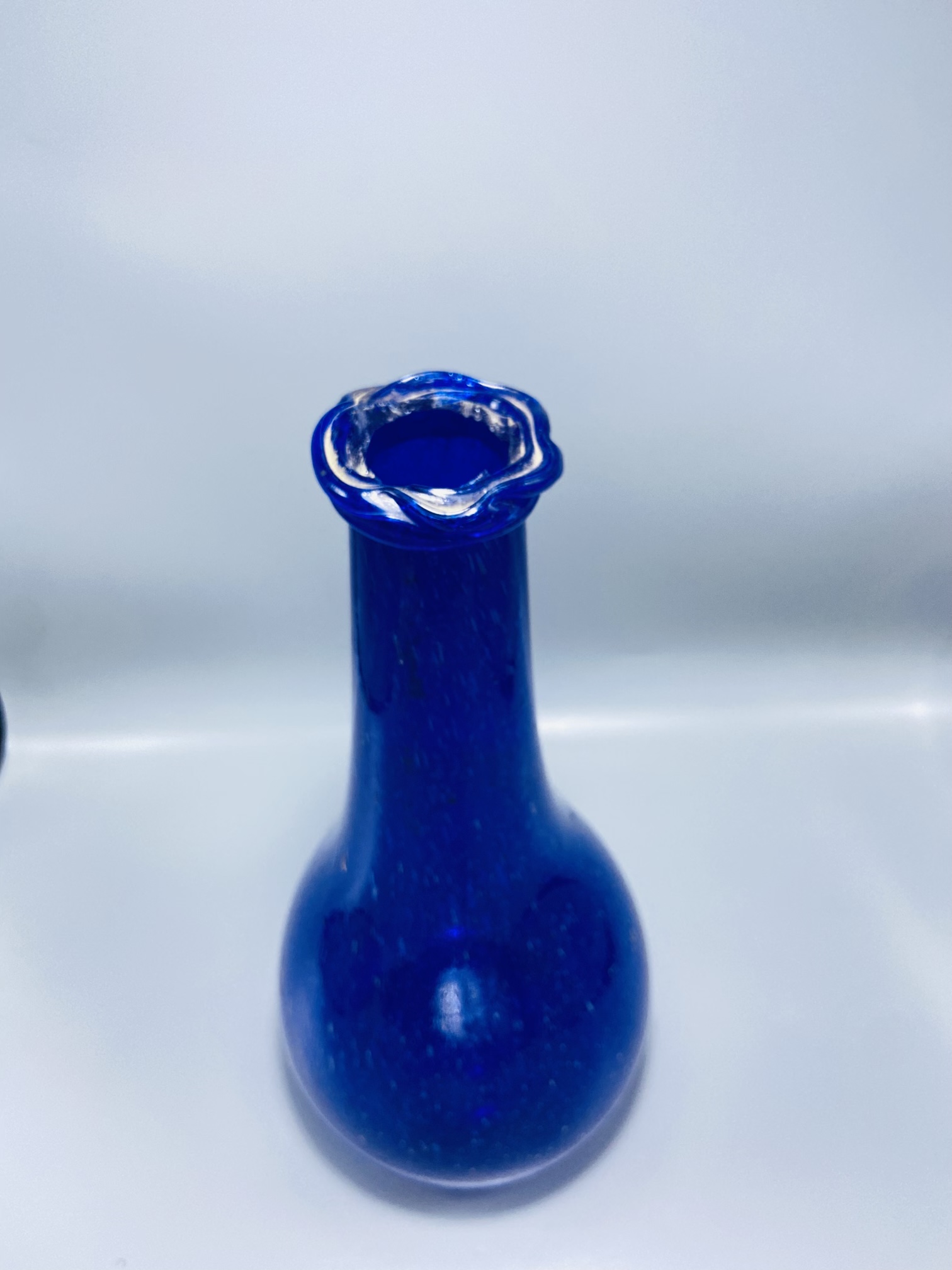  Elegant hand-blown decorative piece