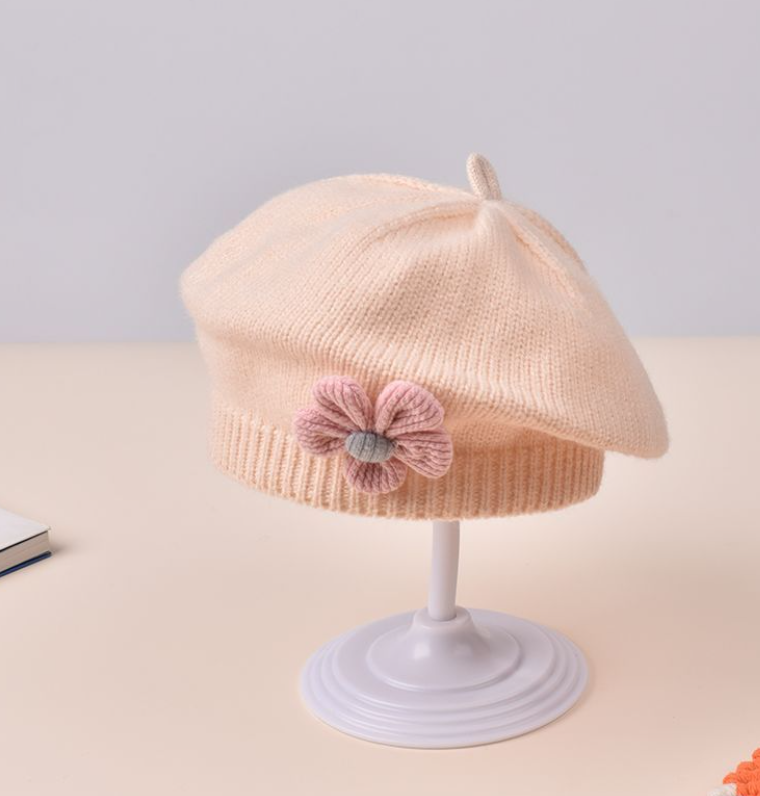 Knitted beige beret with flower