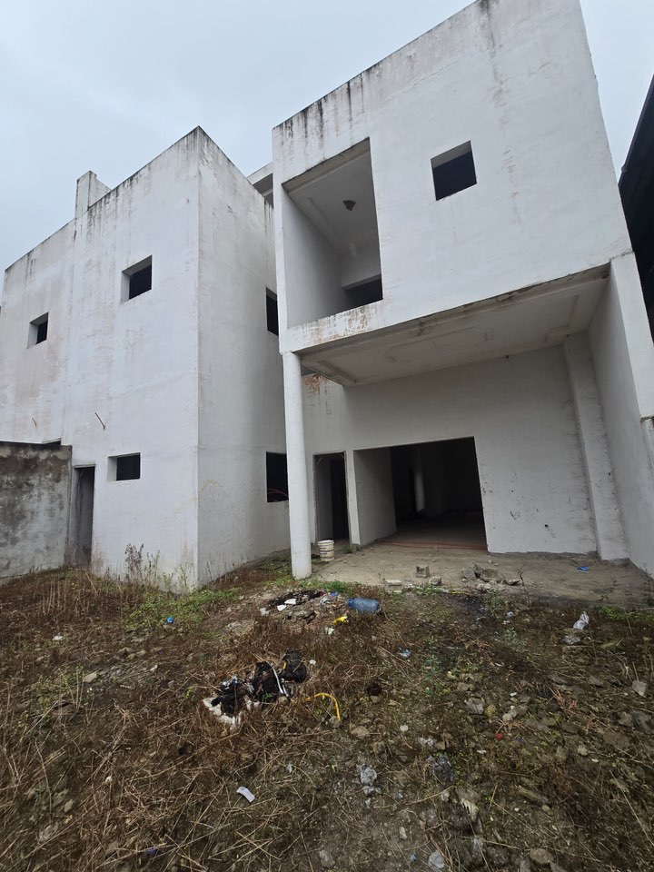 VILLA DUPLEX INACHEVÉ EN VENTE 