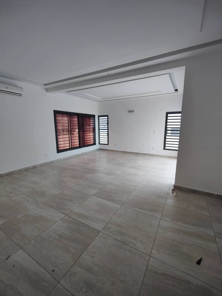 Maison moderne à deux étages avec piscine