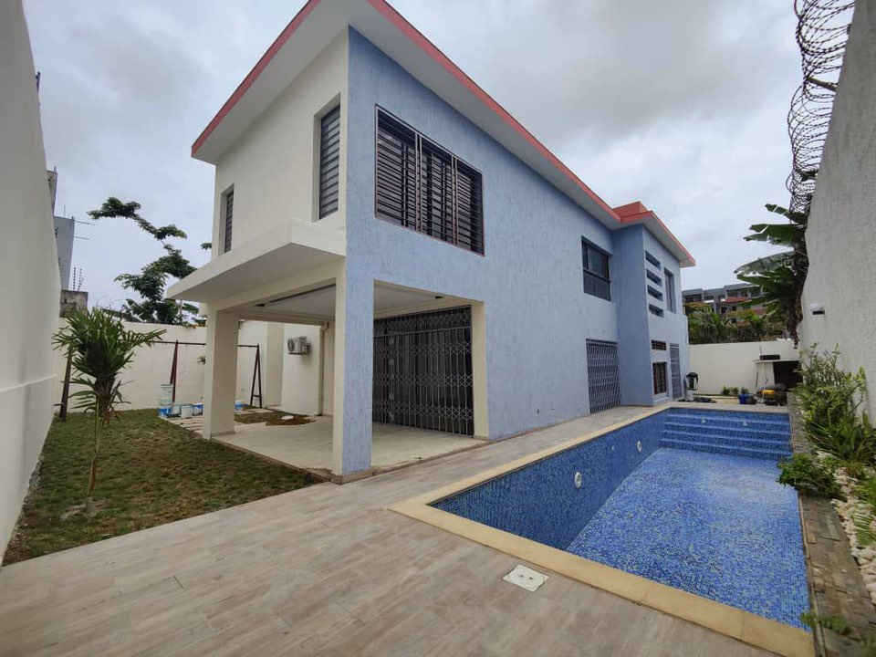 Maison moderne à deux étages avec piscine