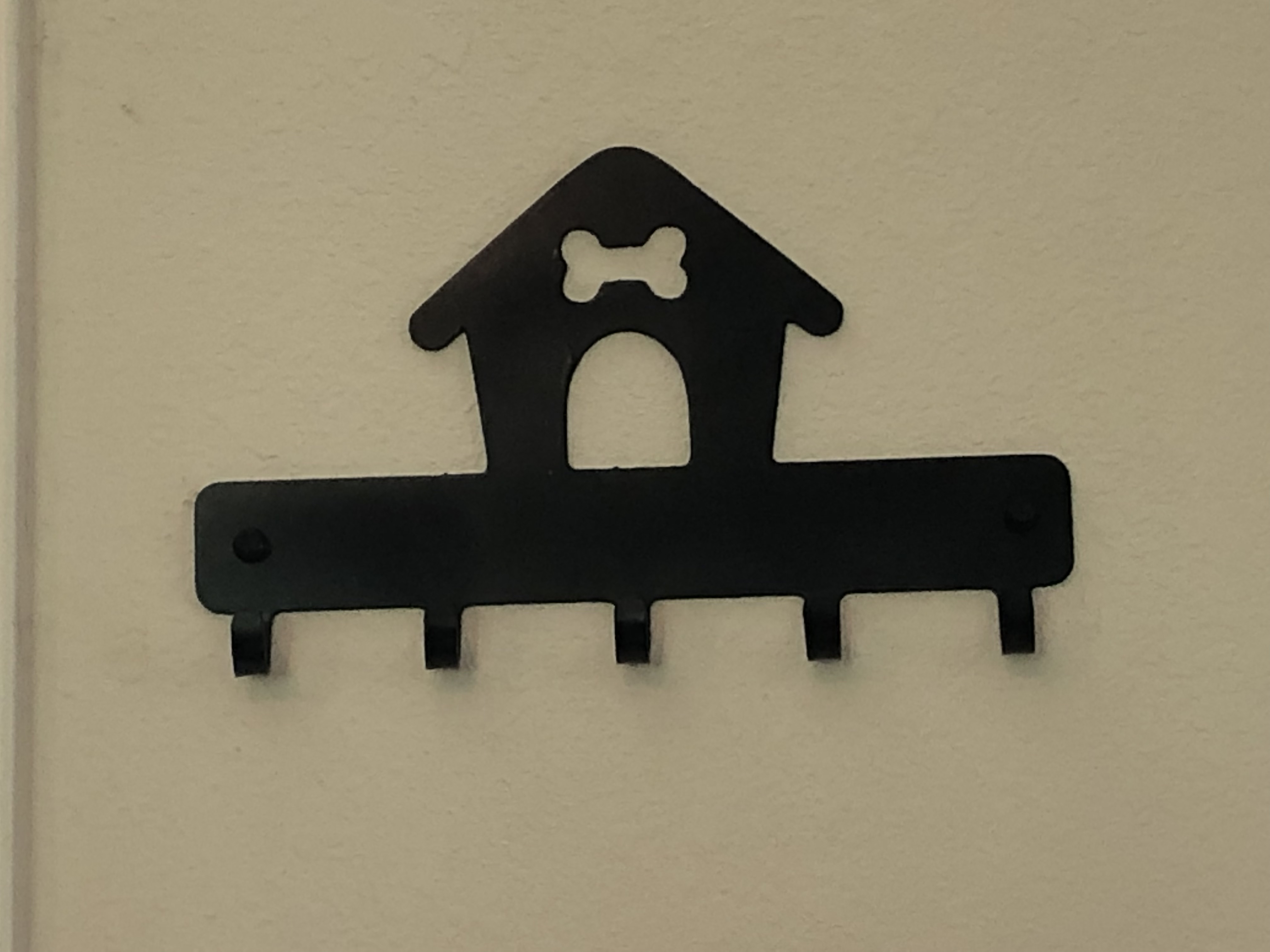 Leash/key hook doghouse w/bone