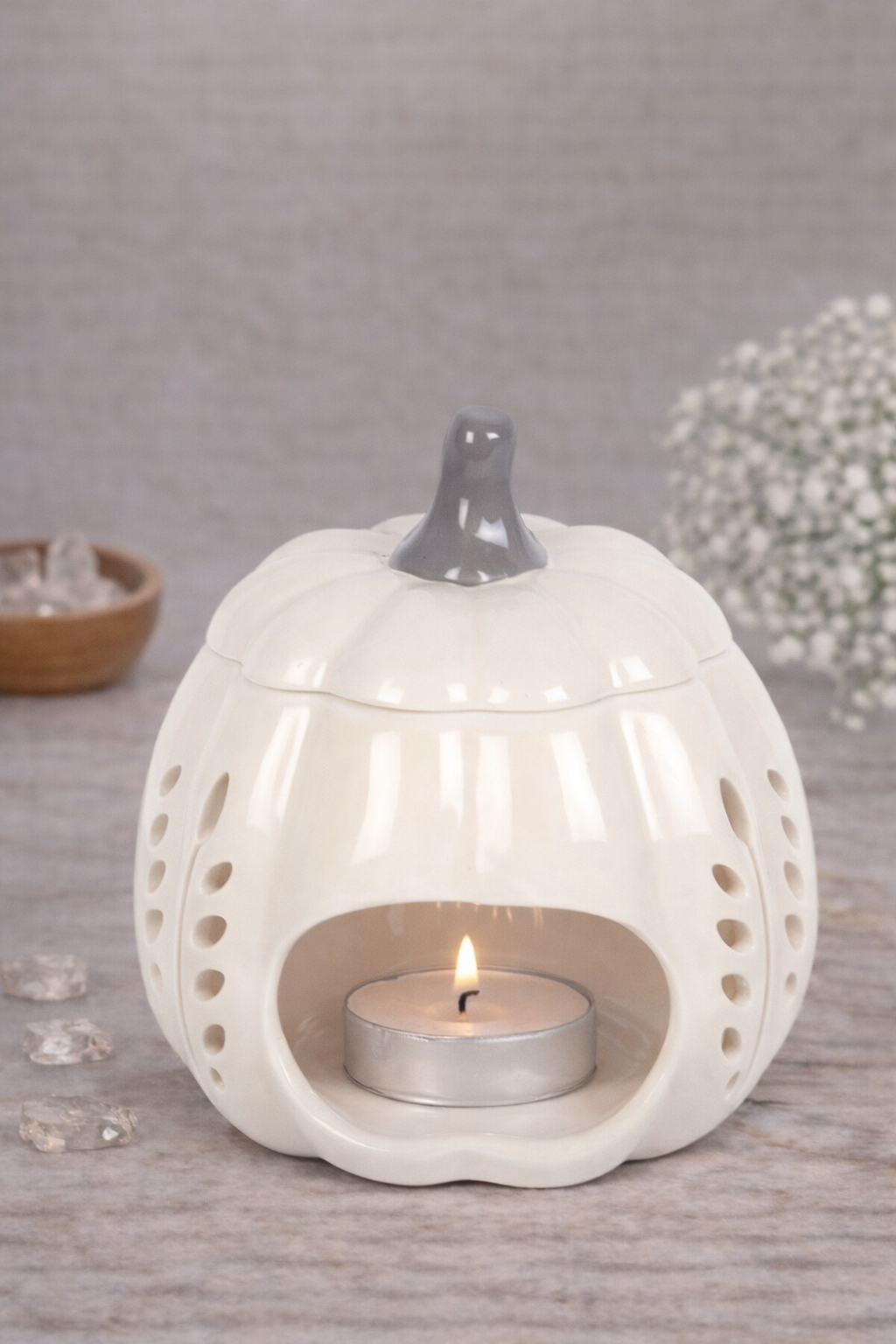 Quemador de wax y aceite con diseño de hoja de otoño recortada en crema y calabaza.