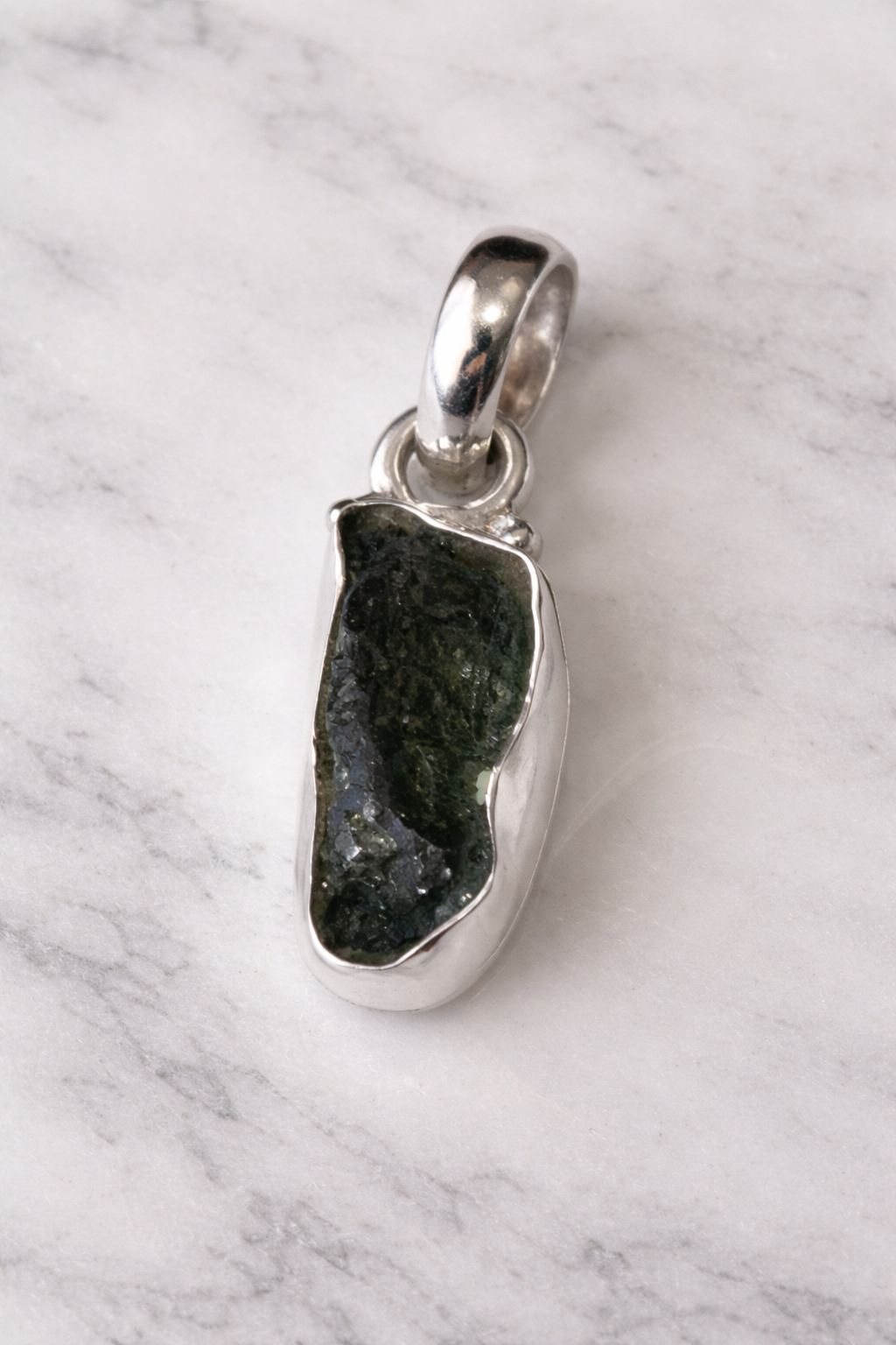 Colgante Moldavita con bisel en Plata de Ley (2 - 2.9gr)