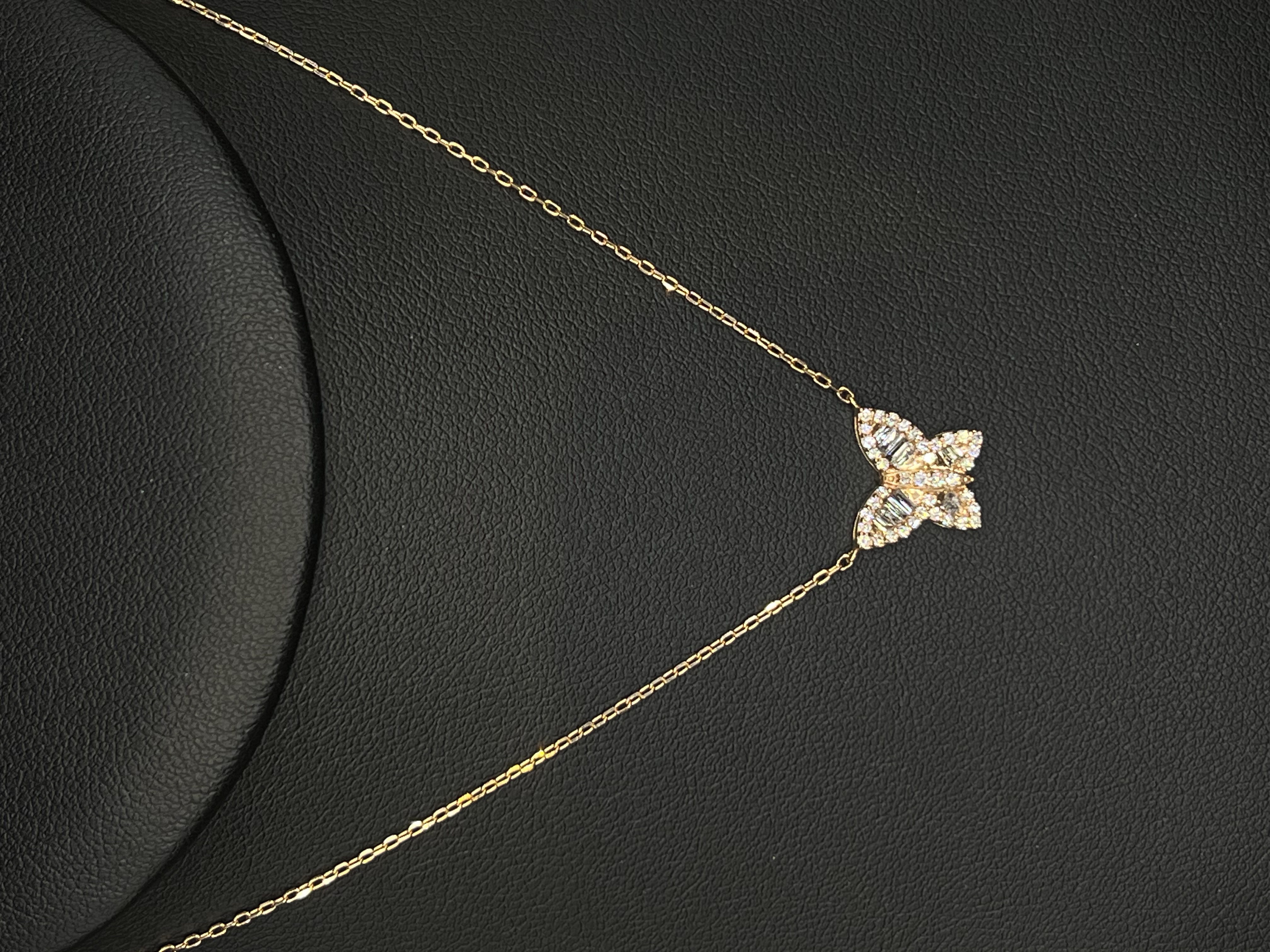 Collar de oro con colgante de diamantes