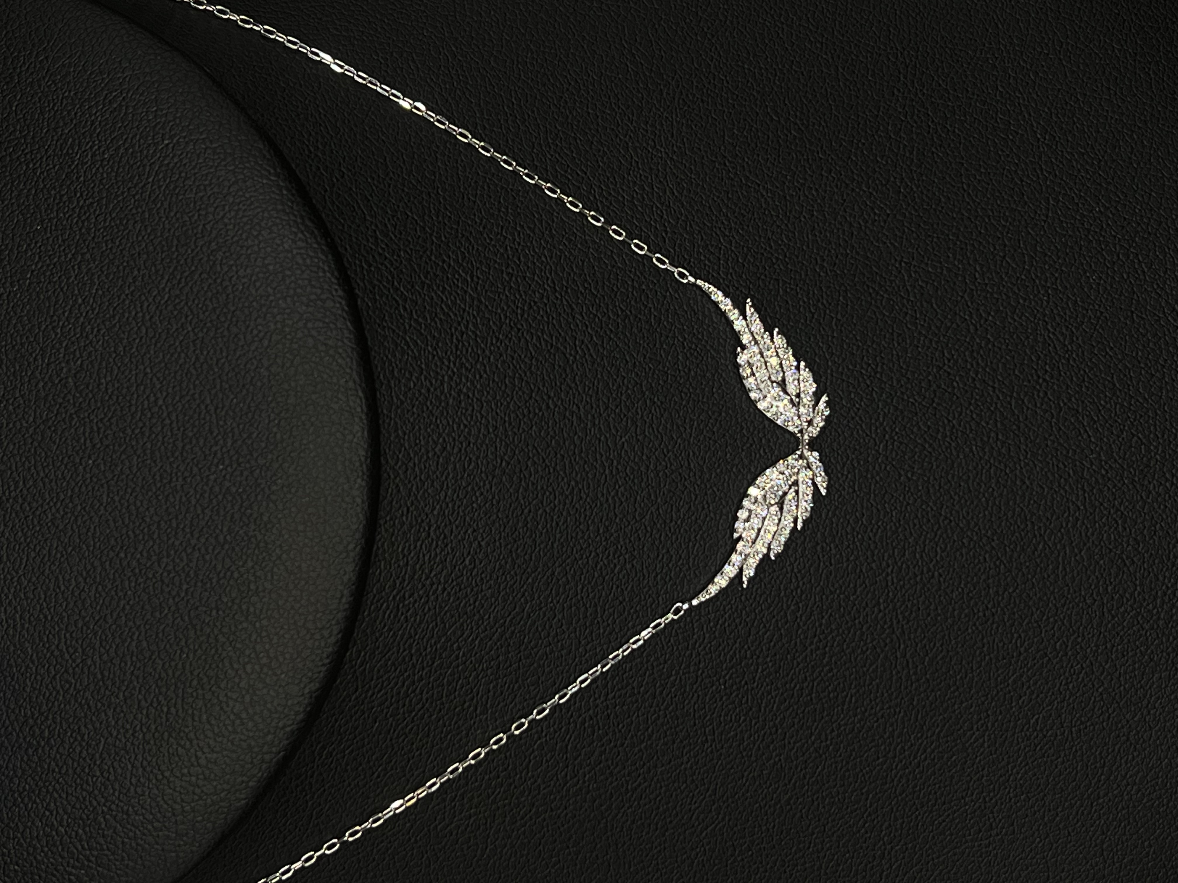 Collar de plata con diseño de alas