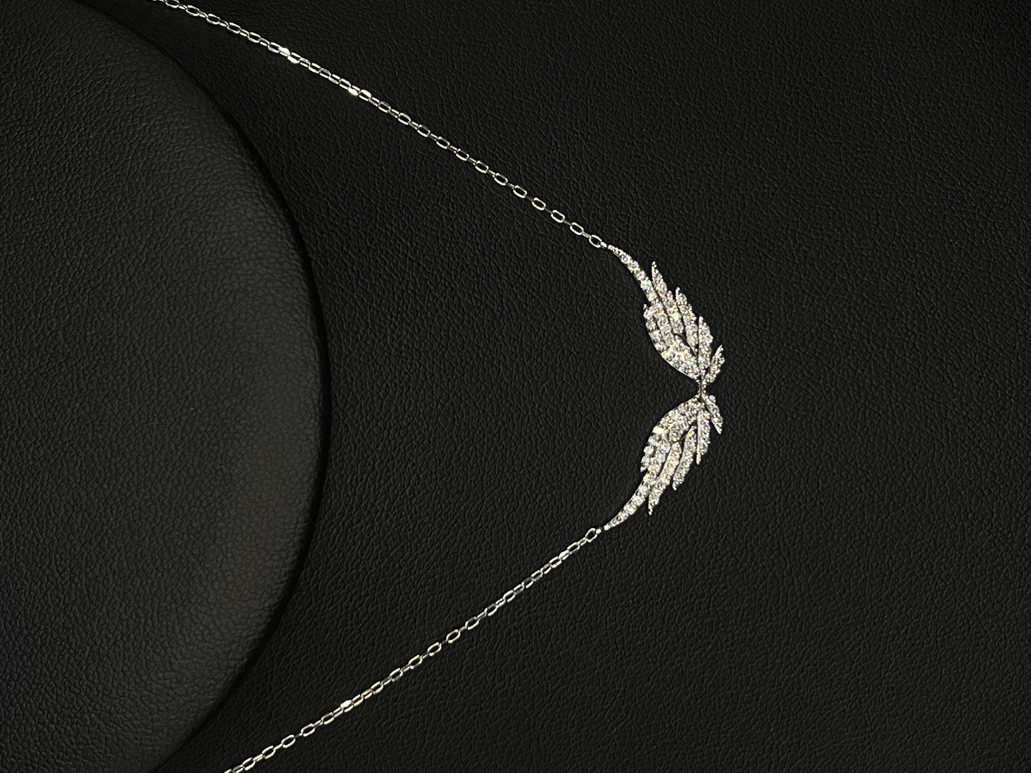 Collar de plata con diseño de alas