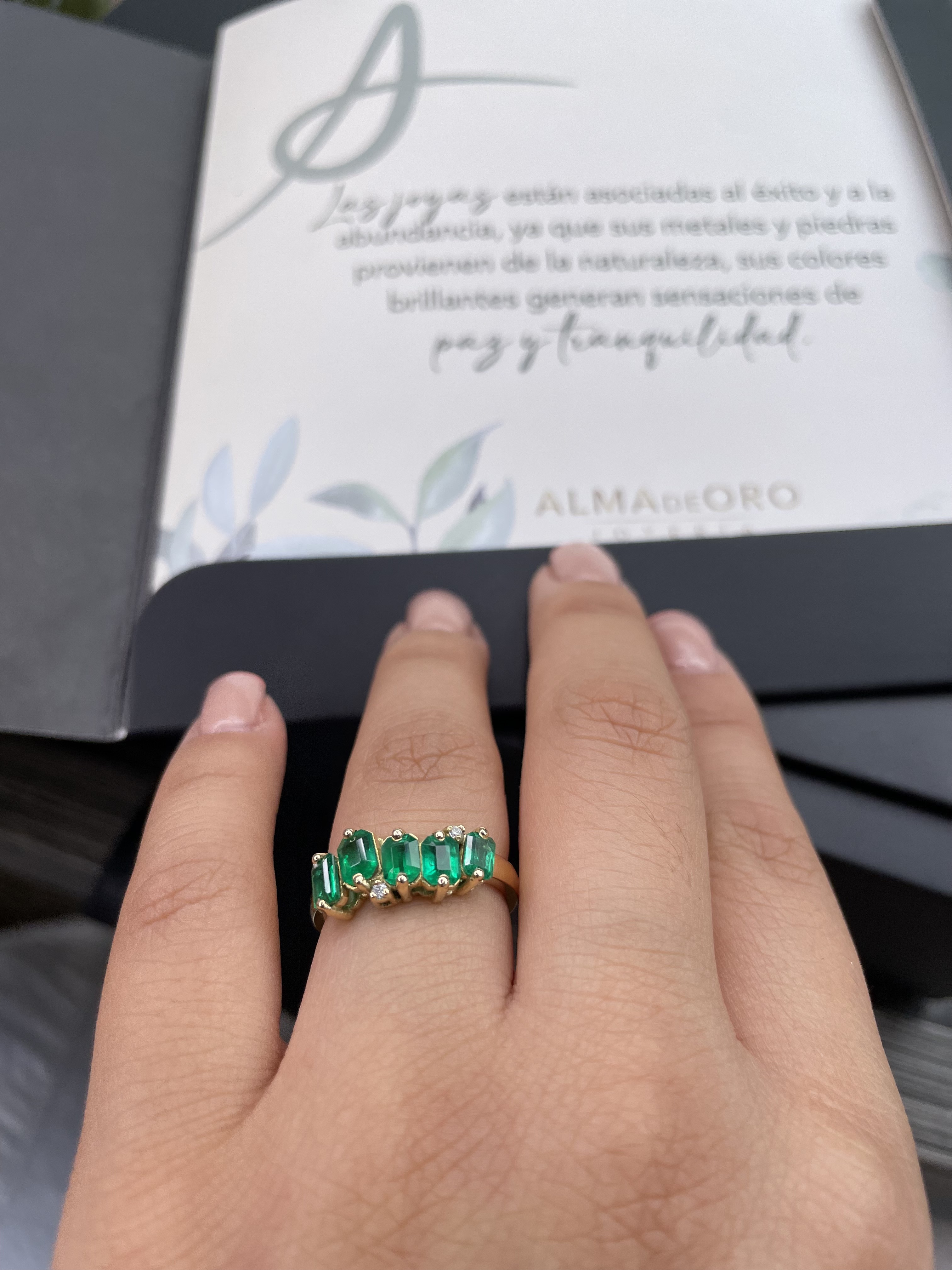 Anillo de oro con esmeraldas