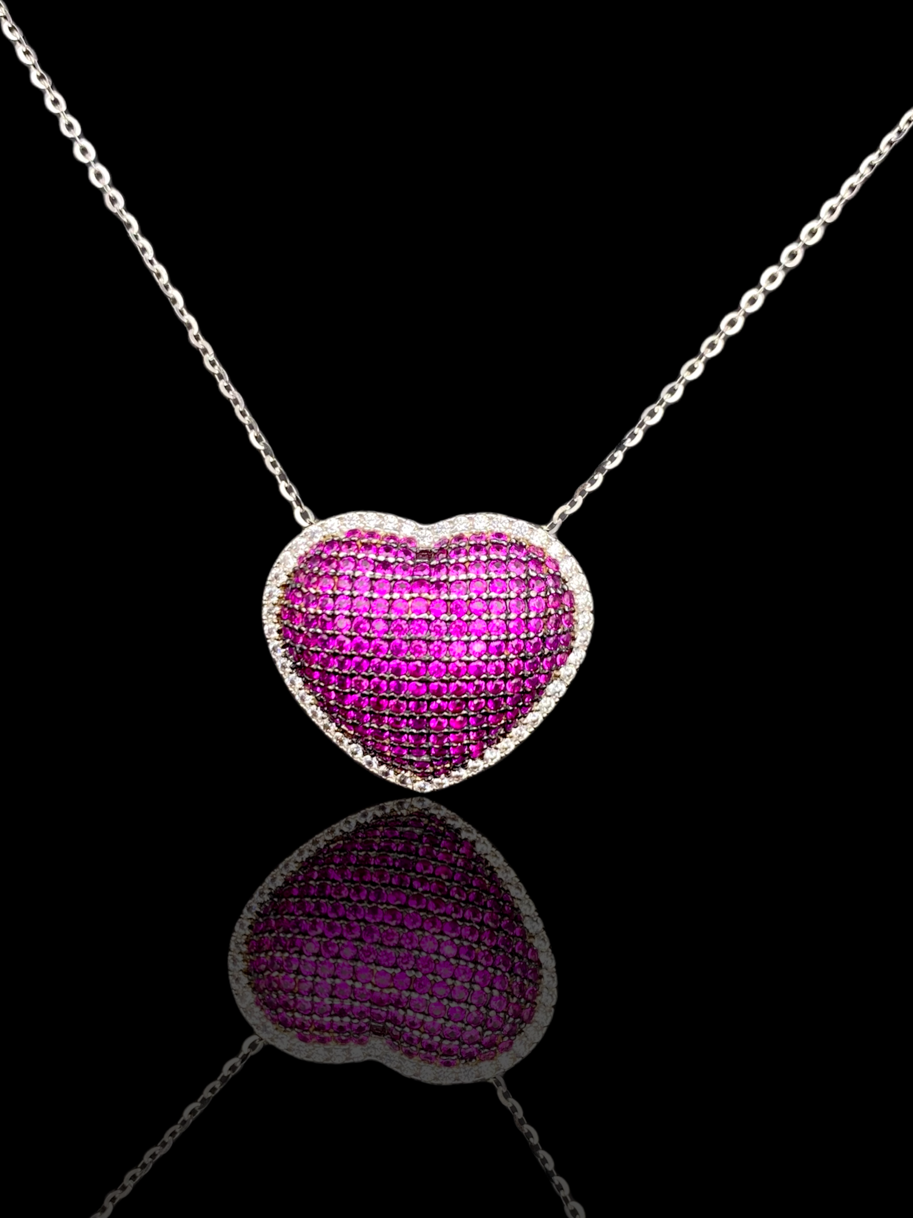 Colgante de corazón de rubíes con diamantes.
