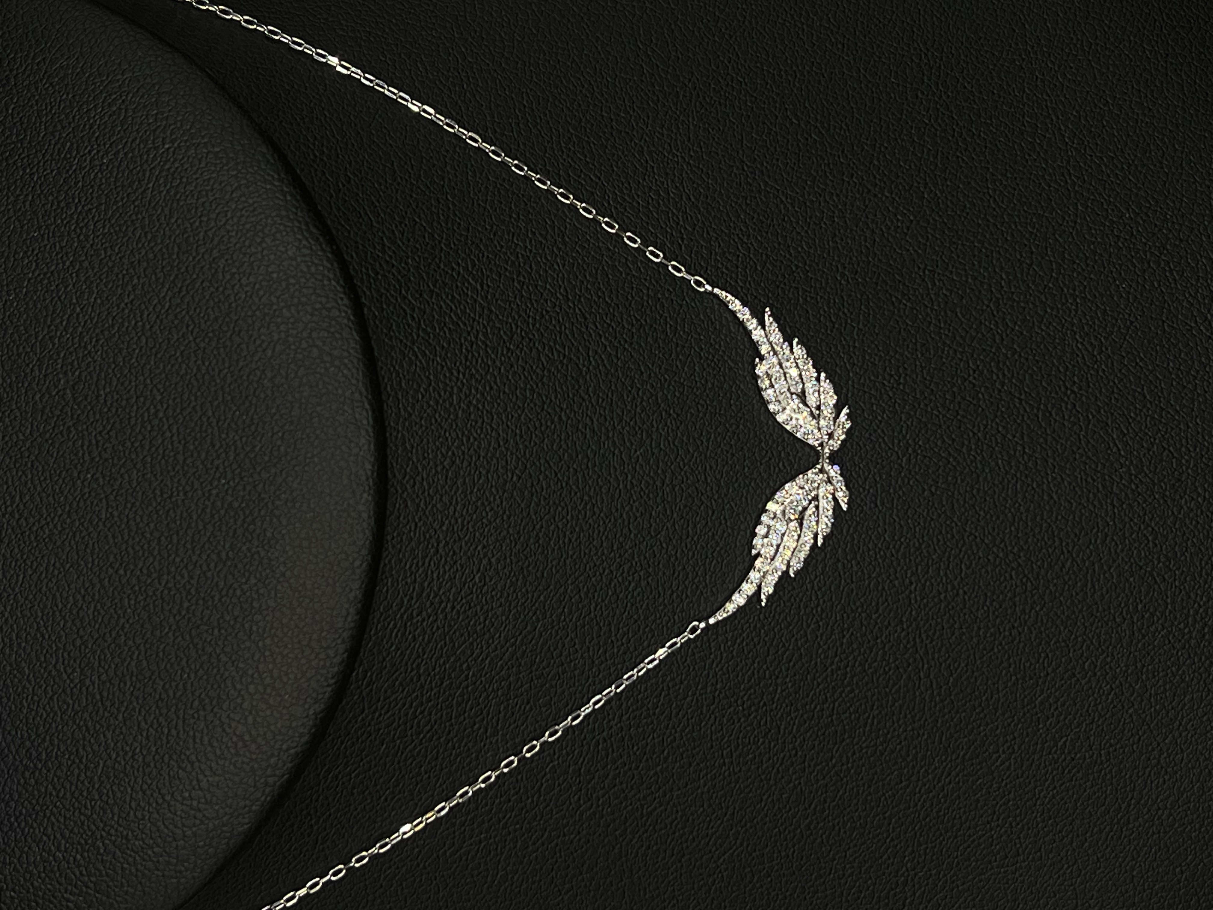 Collar de plata con diseño de alas