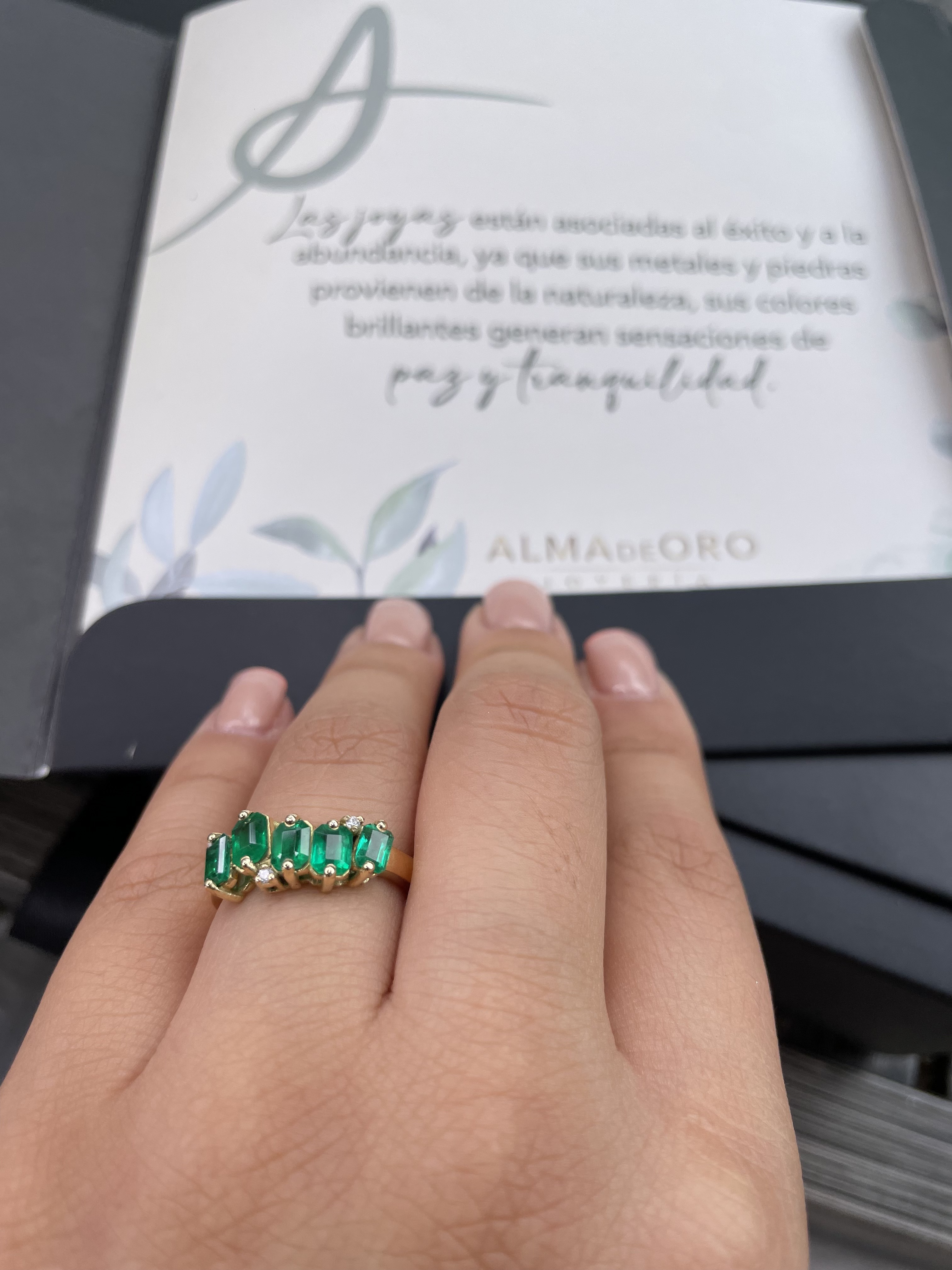Anillo de oro con esmeraldas