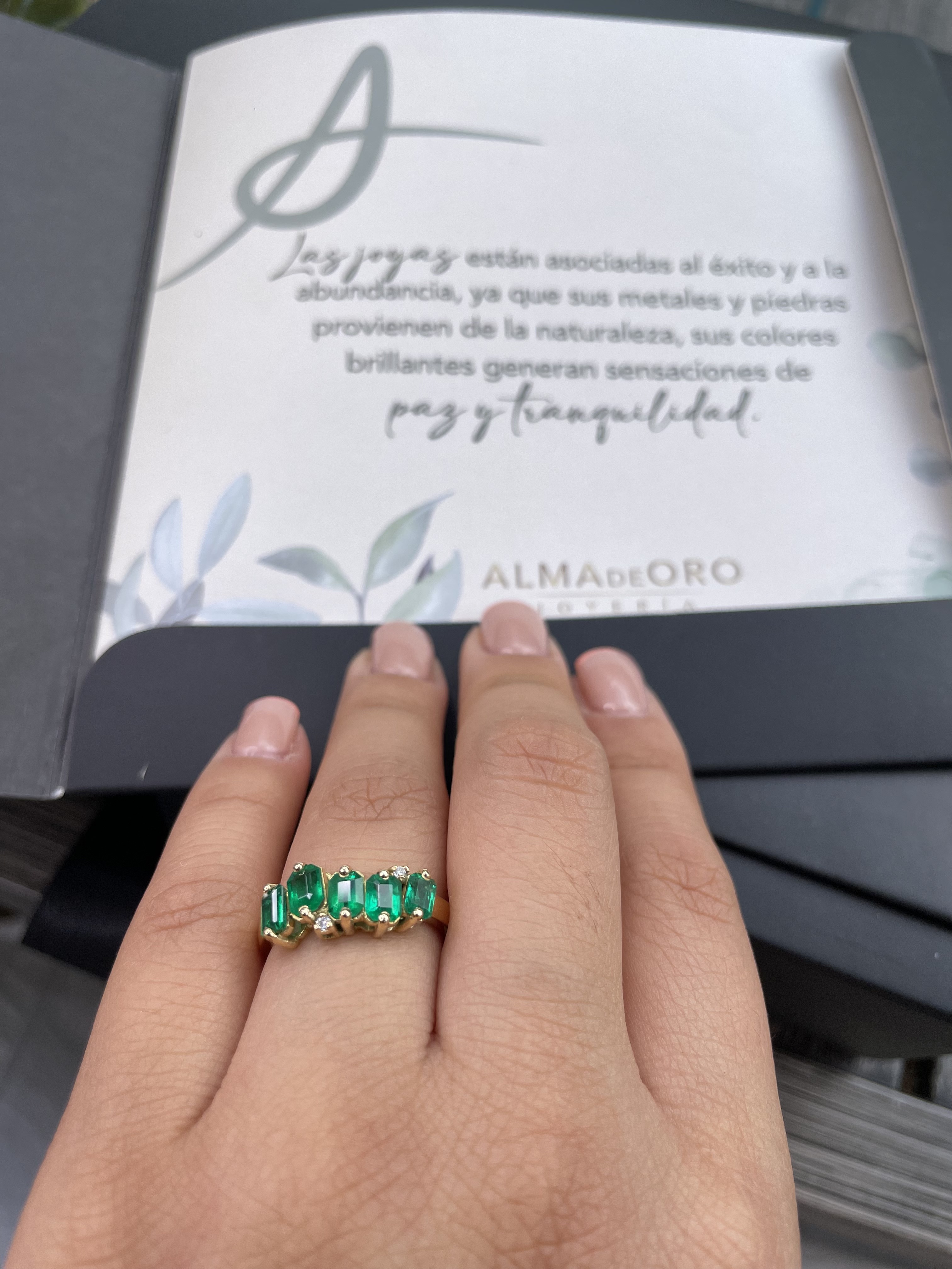 Anillo de oro con esmeraldas