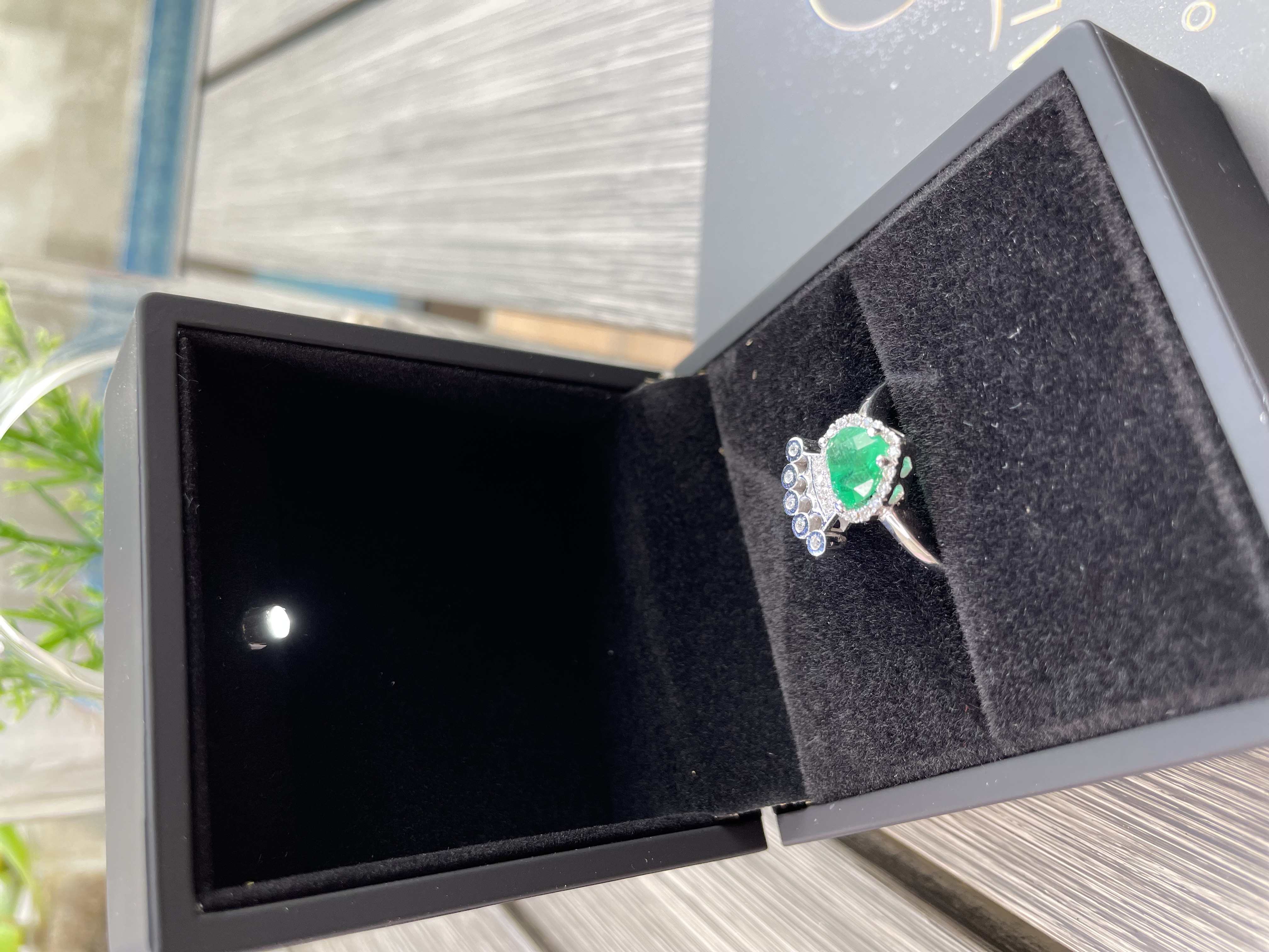 Anillo de oro blanco con esmeralda